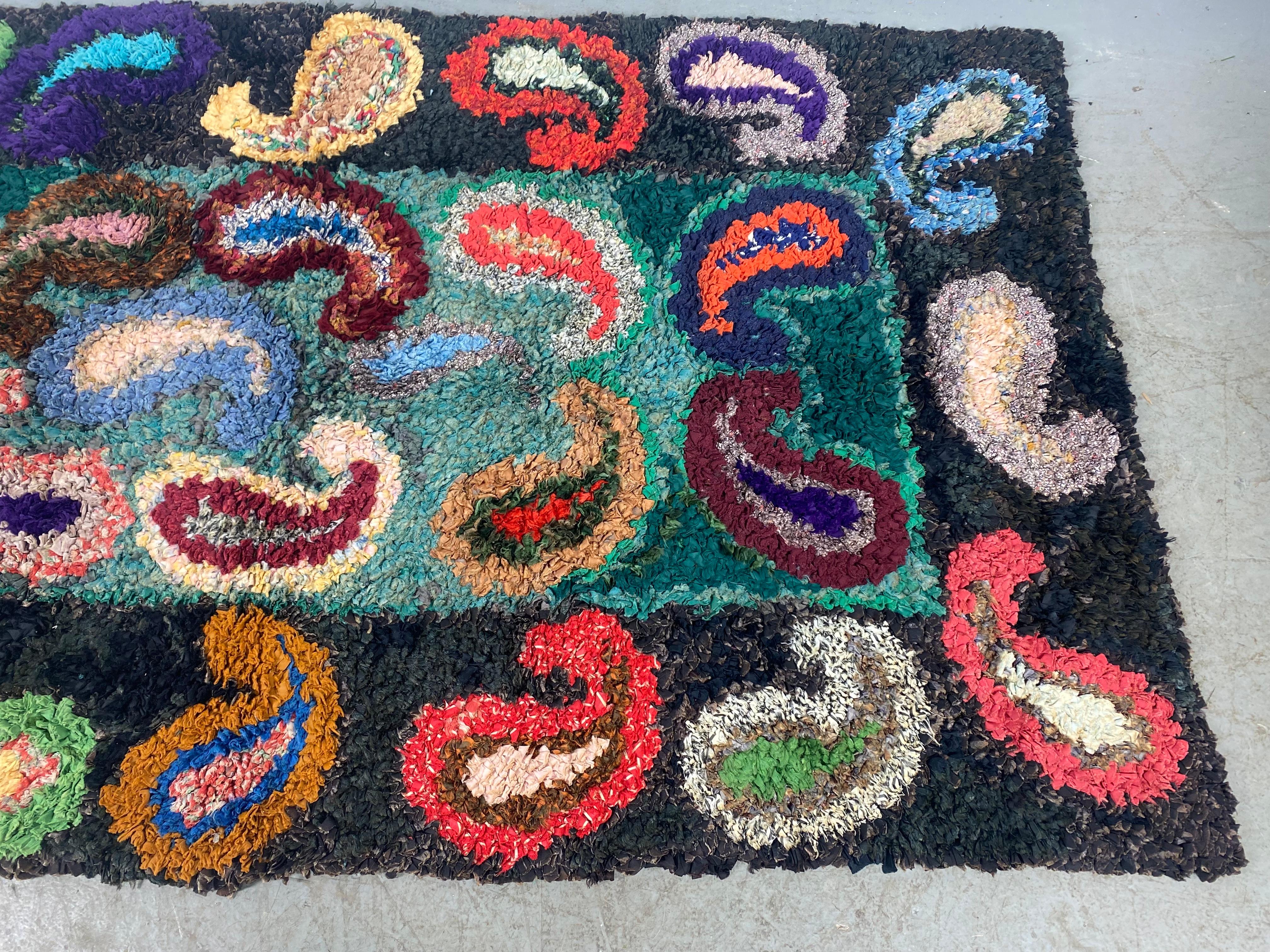 Classique américain Tapis crocheté d'art populaire américain, tenture murale, motif cachemire multicolore en vente