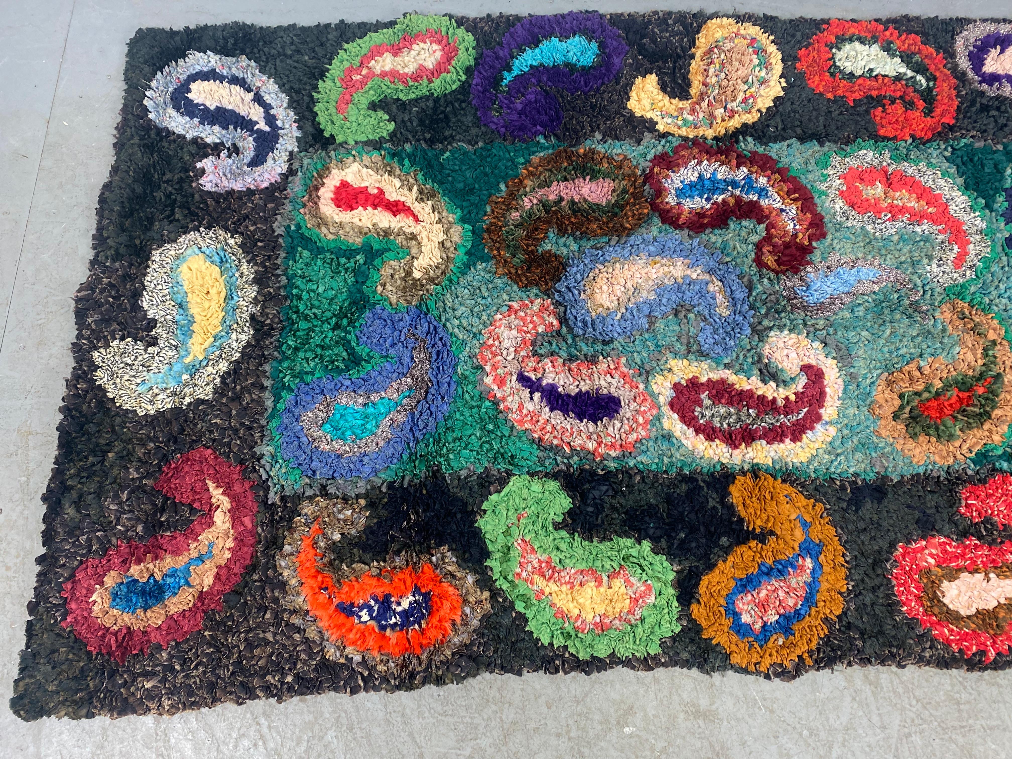 20ième siècle Tapis crocheté d'art populaire américain, tenture murale, motif cachemire multicolore en vente