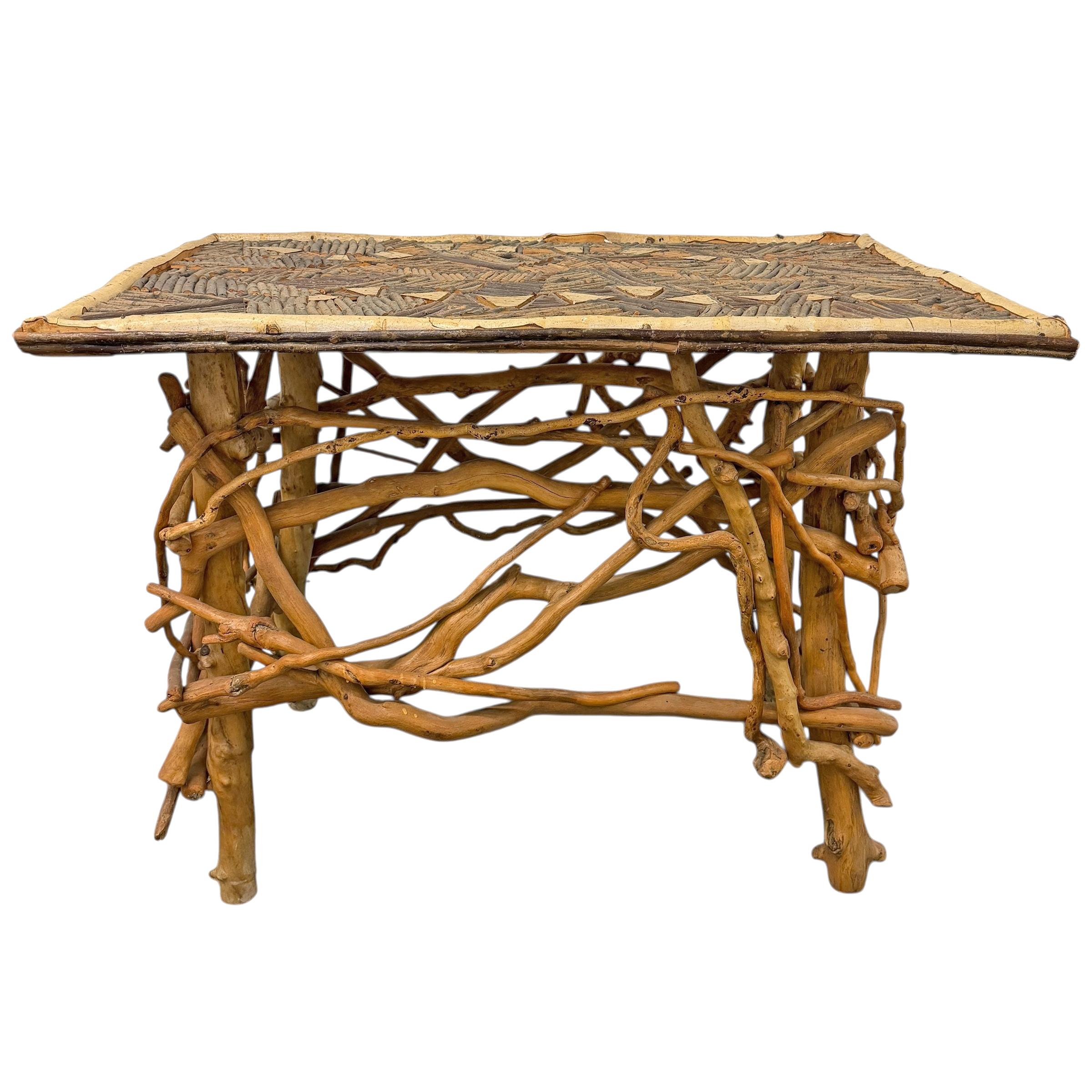 Américain Table à serpent en bois de rameaux et bois de racines incrusté d'art populaire américain en vente