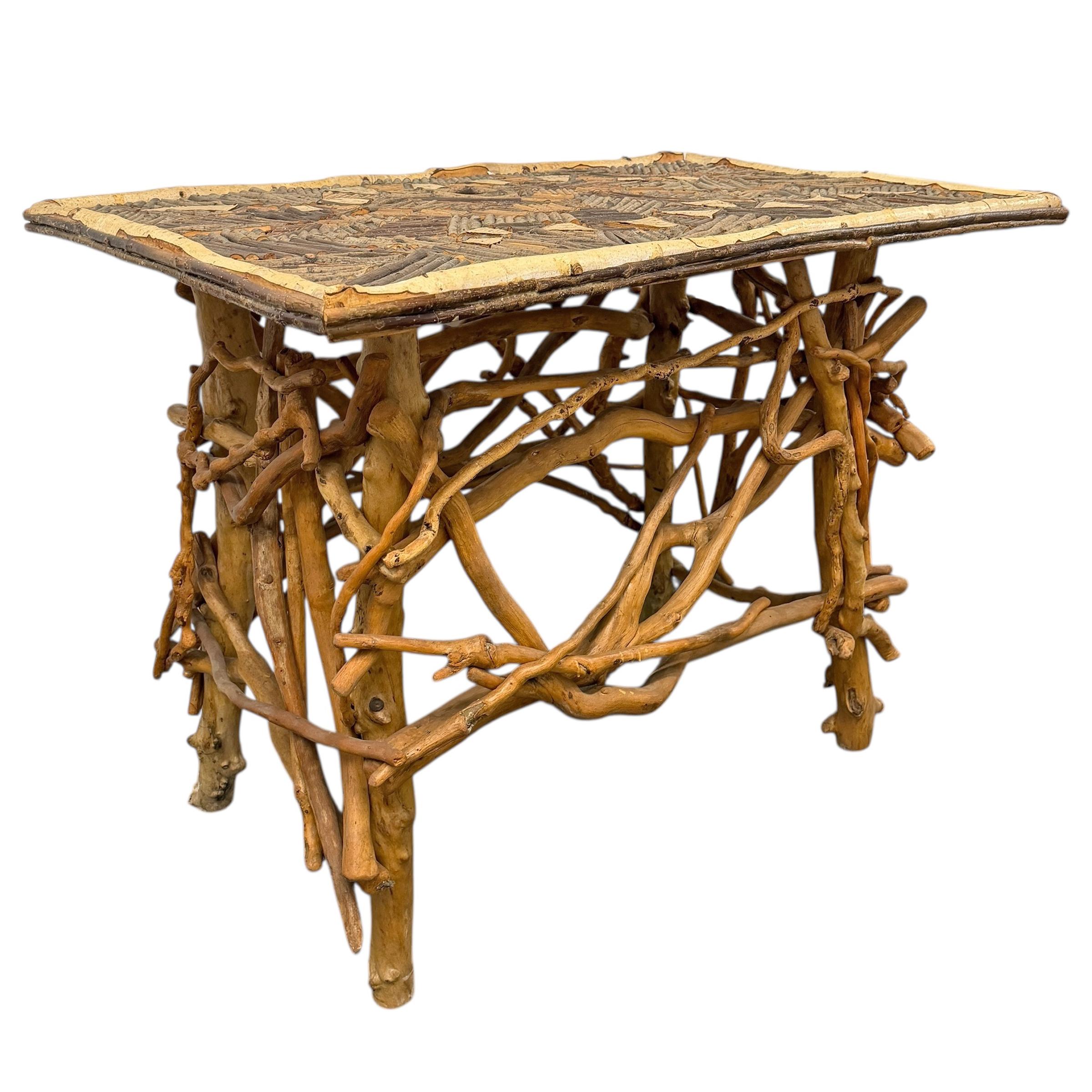 Table à serpent en bois de rameaux et bois de racines incrusté d'art populaire américain Bon état - En vente à Chicago, IL