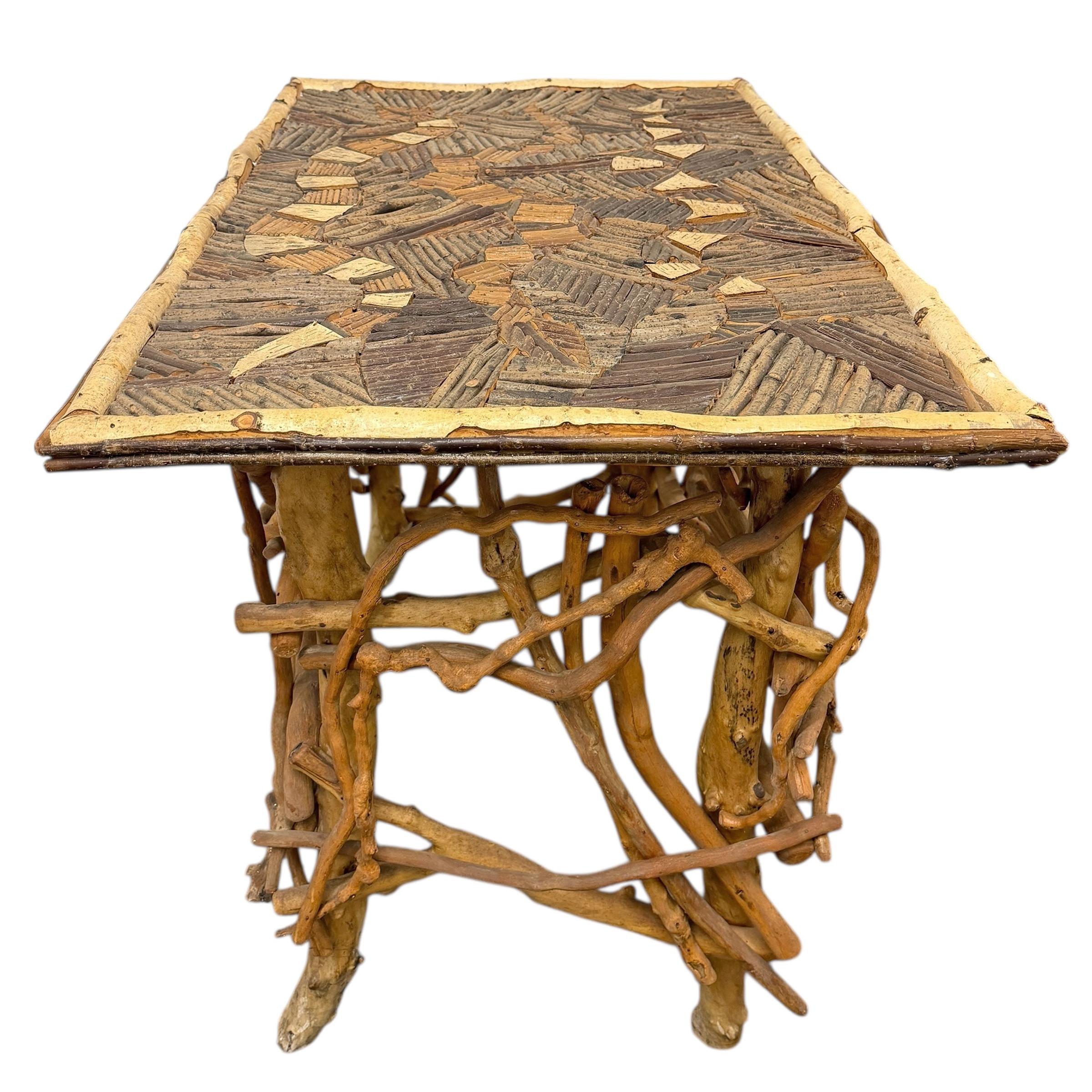 20ième siècle Table à serpent en bois de rameaux et bois de racines incrusté d'art populaire américain en vente