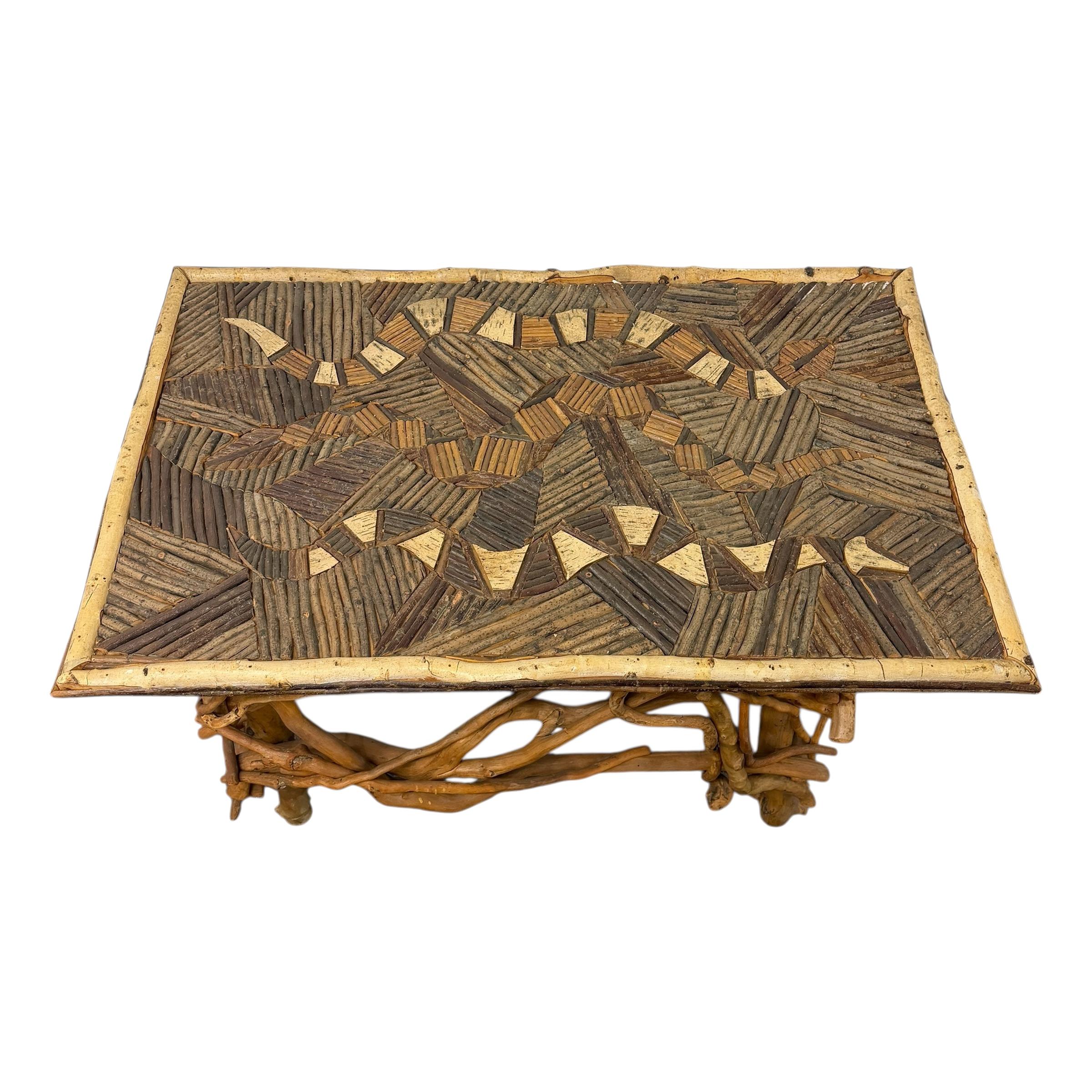 Bois Table à serpent en bois de rameaux et bois de racines incrusté d'art populaire américain en vente