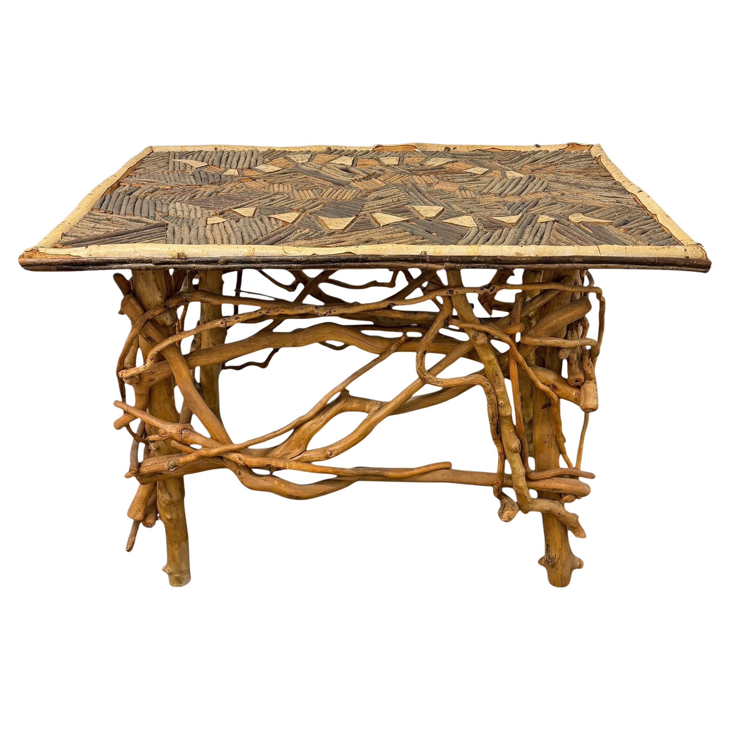Table à serpent en bois de rameaux et bois de racines incrusté d'art populaire américain en vente