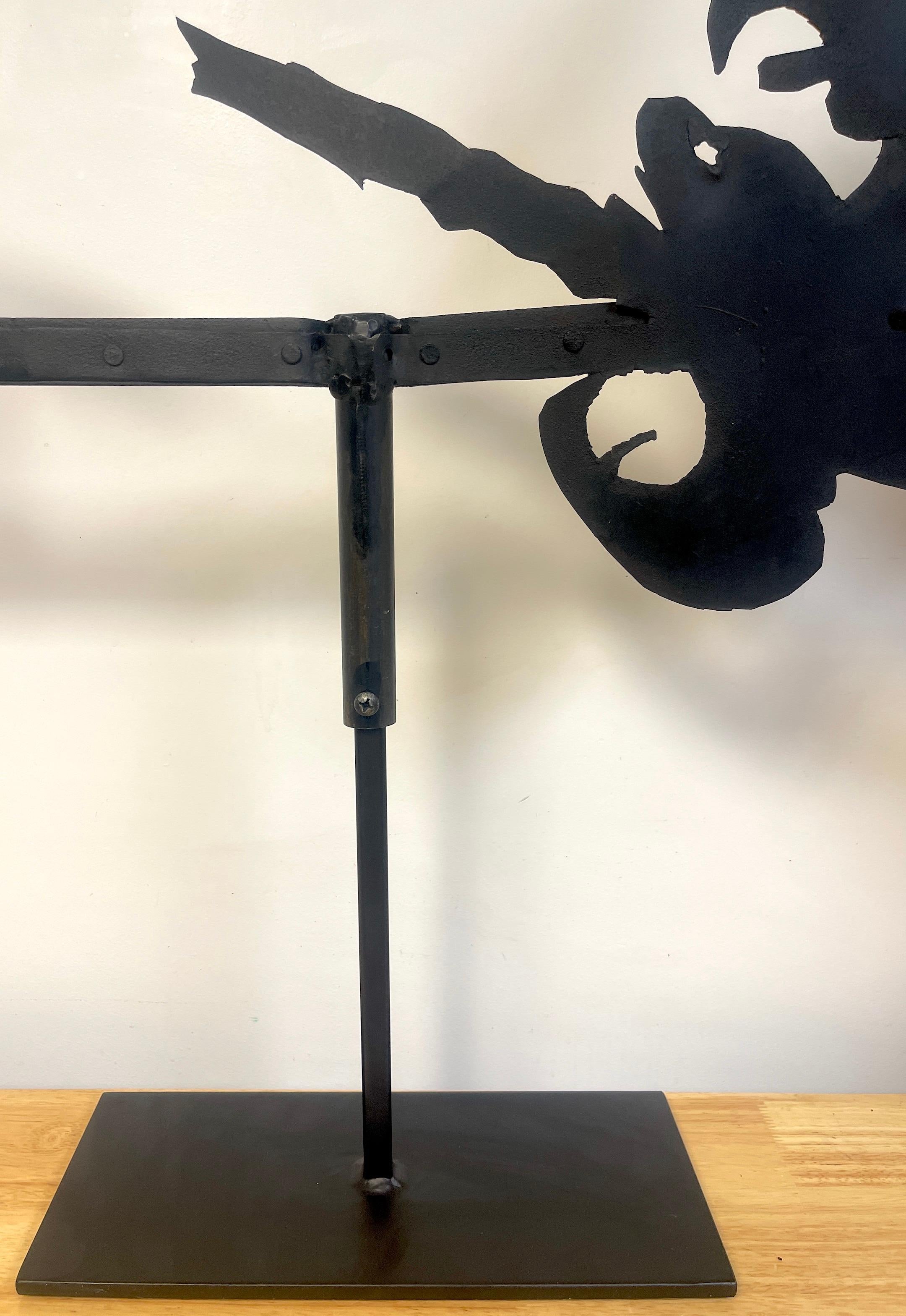 Arte popolare Banderuola di arte popolare americana in ferro con motivo di strega volante e pipistrello, montata al museo in vendita