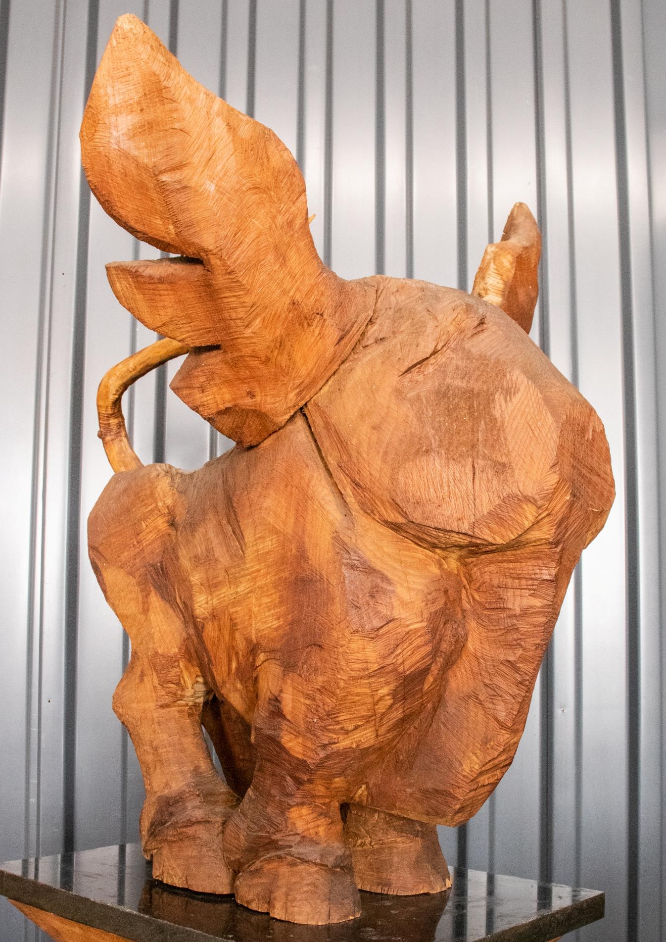Große amerikanische Volkskunst geschnitzt Kiefer Holzskulptur eines Elefanten oder Esel mit erhöhten Ohren. Maße: 37.75
