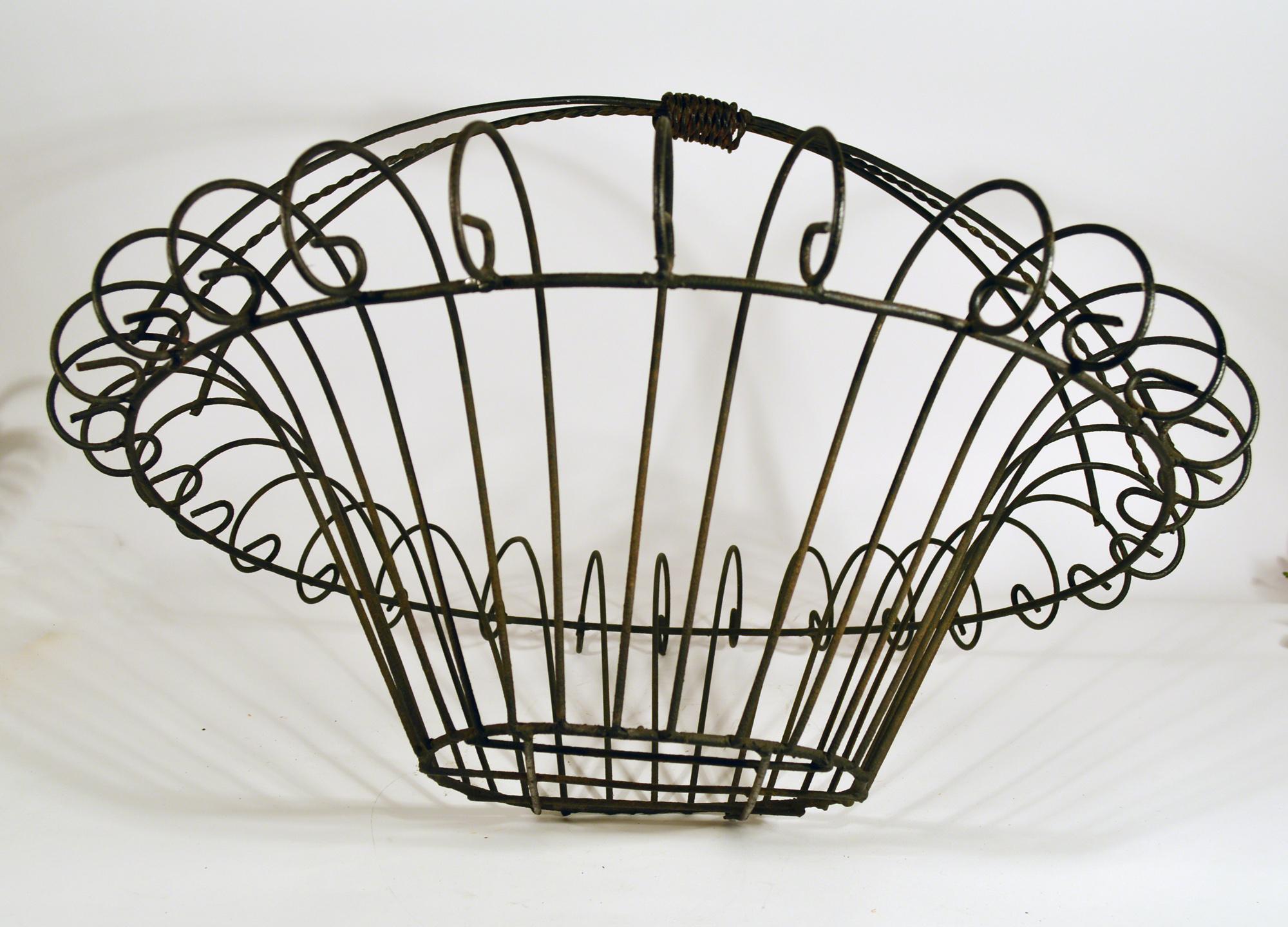 Cesta de Metal Artística Americana de Fruta con Cuentas, Principios del Siglo XX en venta 4