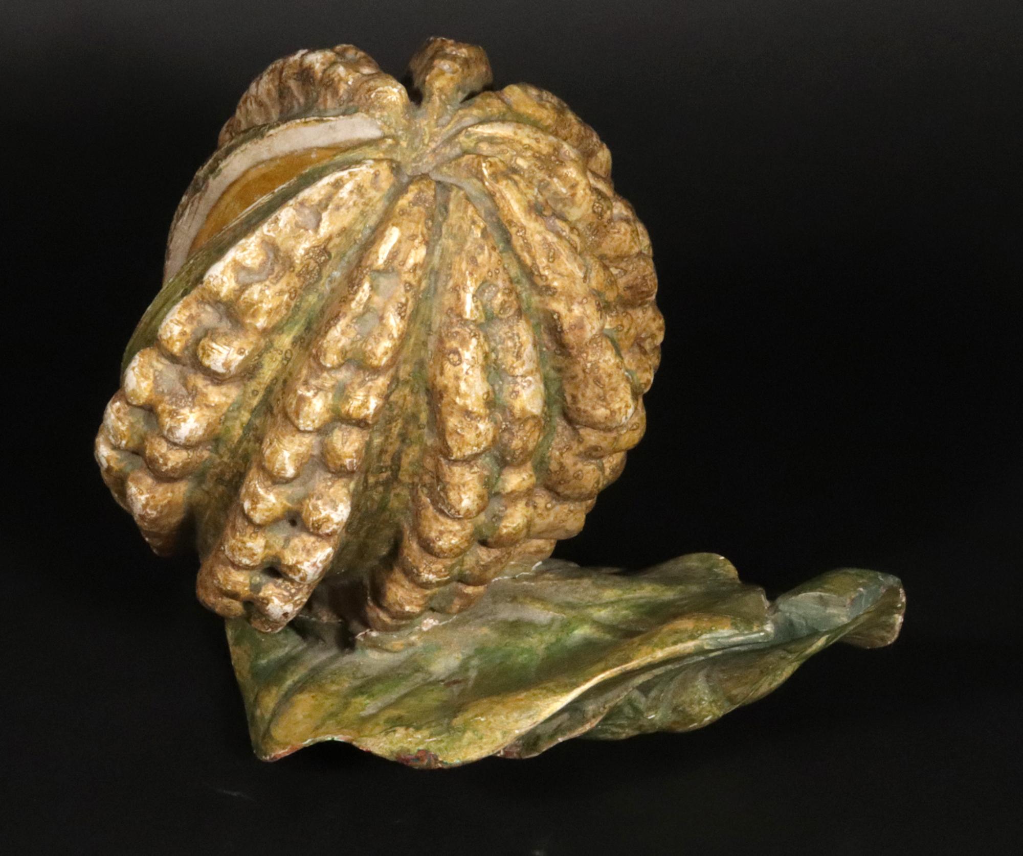 Modello di arte popolare americana di un baccello di cacao e delle sue foglie 4