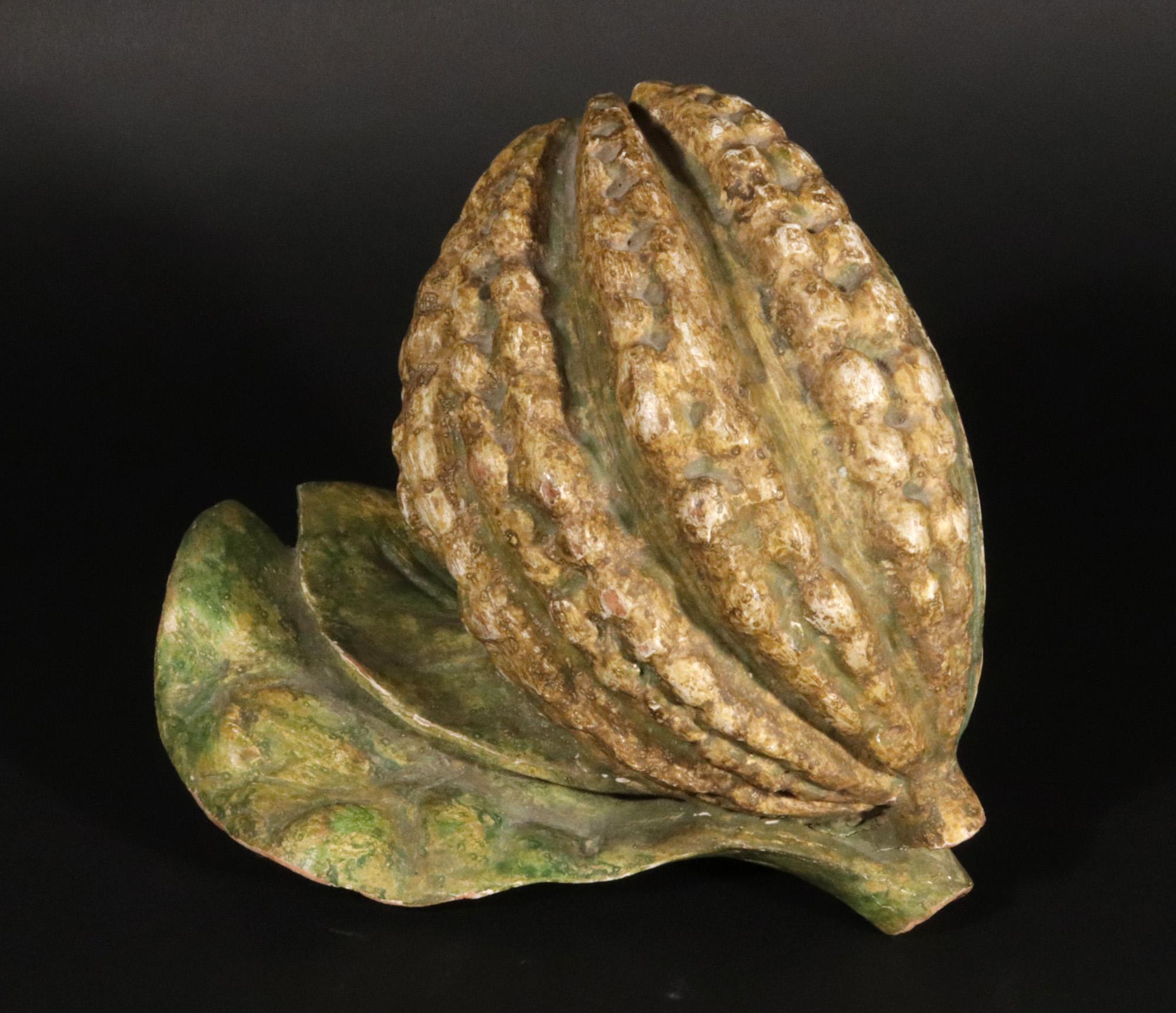 Modello di arte popolare americana di un baccello di cacao e delle sue foglie 6