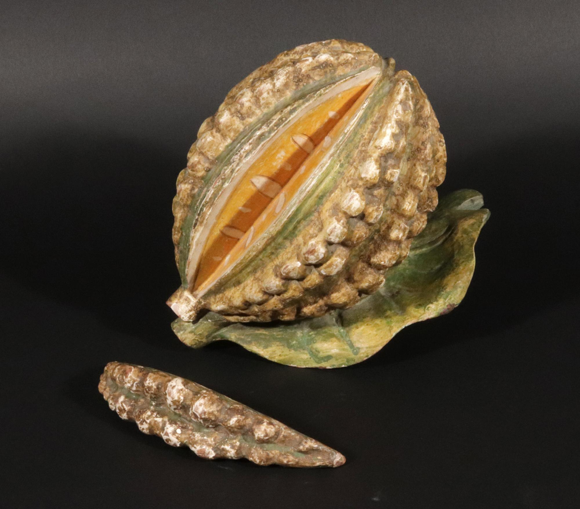 Americano Modello di arte popolare americana di un baccello di cacao e delle sue foglie