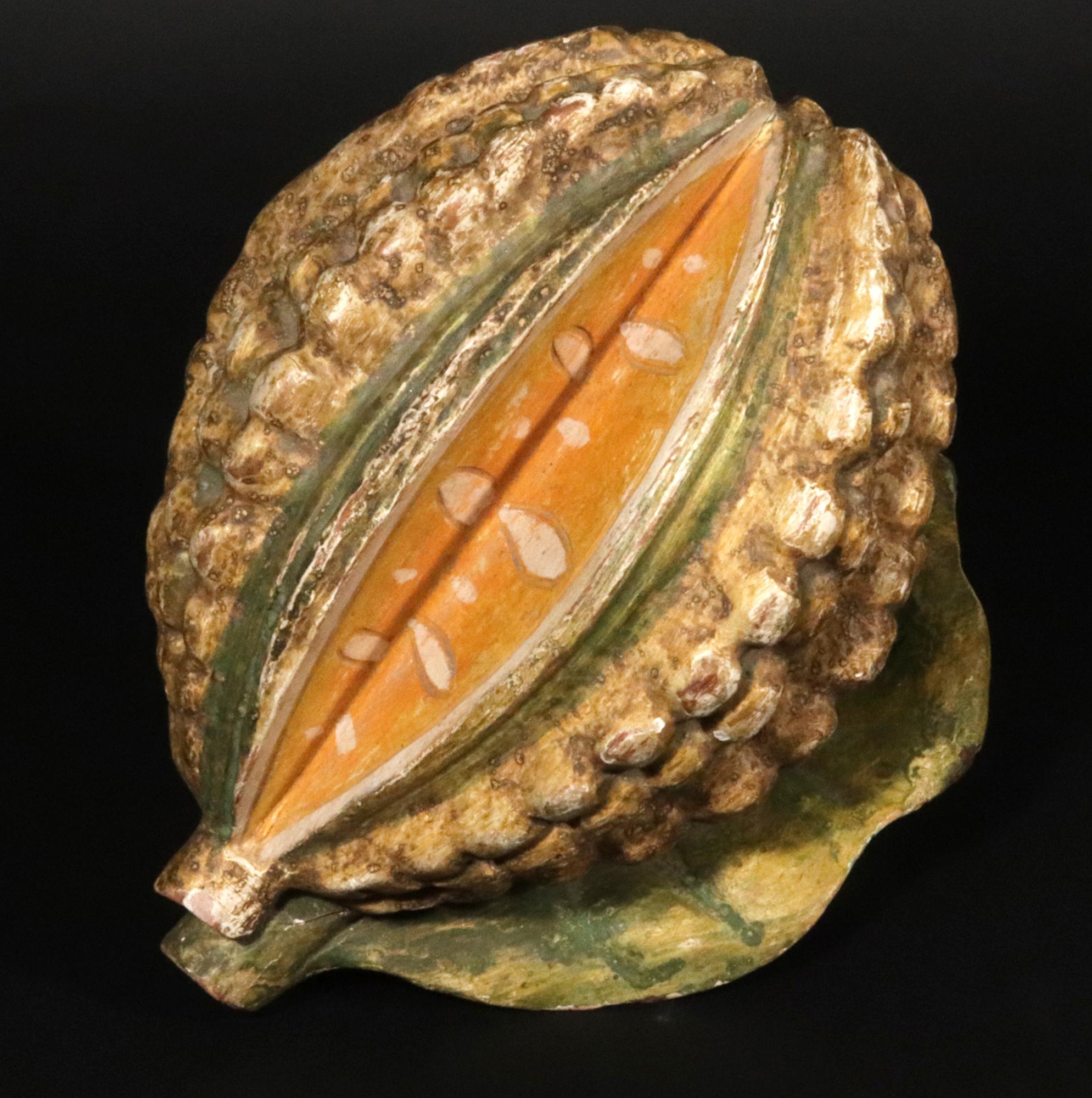 Modello di arte popolare americana di un baccello di cacao e delle sue foglie In condizioni buone a Downingtown, PA