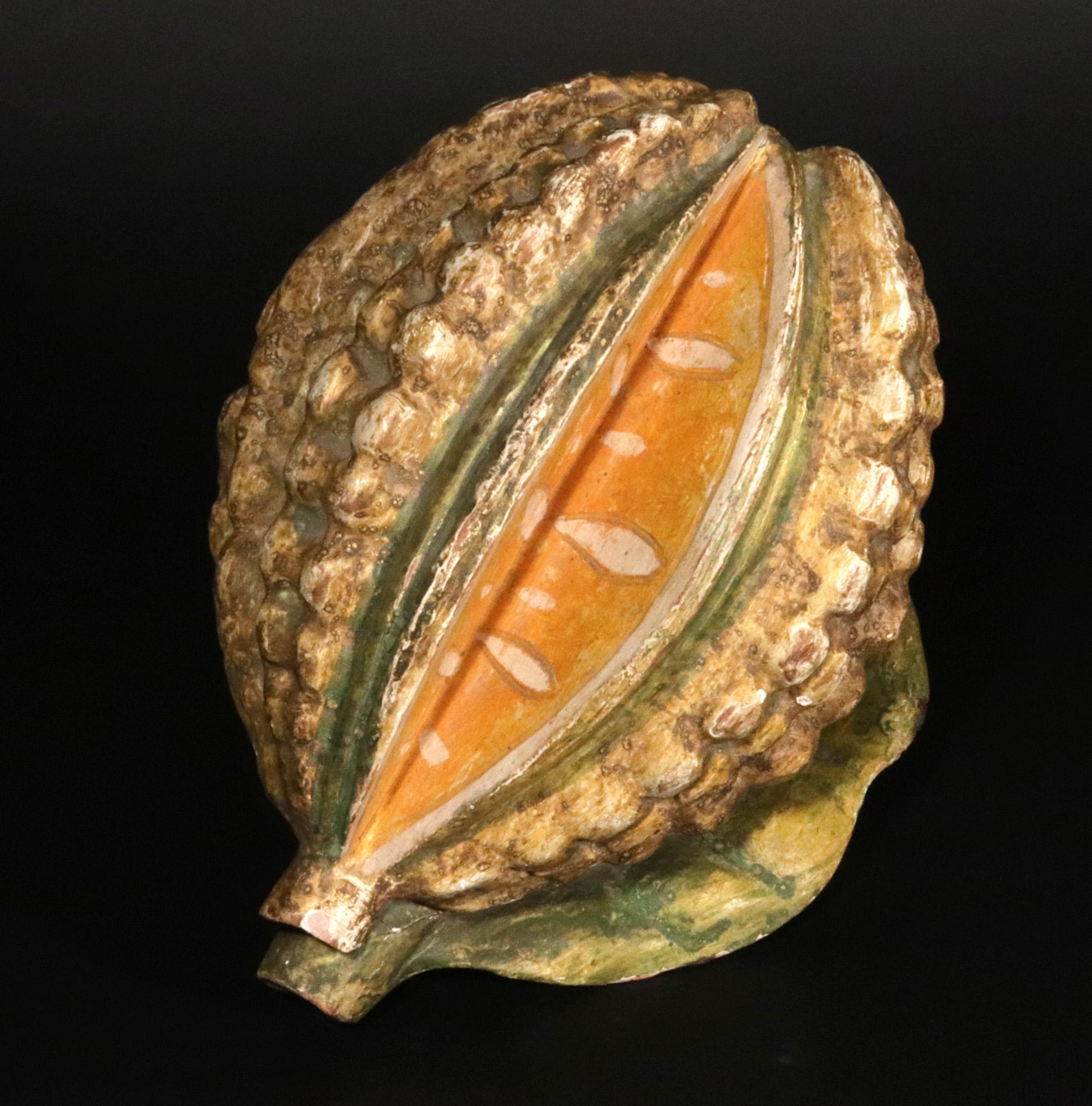 XX secolo Modello di arte popolare americana di un baccello di cacao e delle sue foglie
