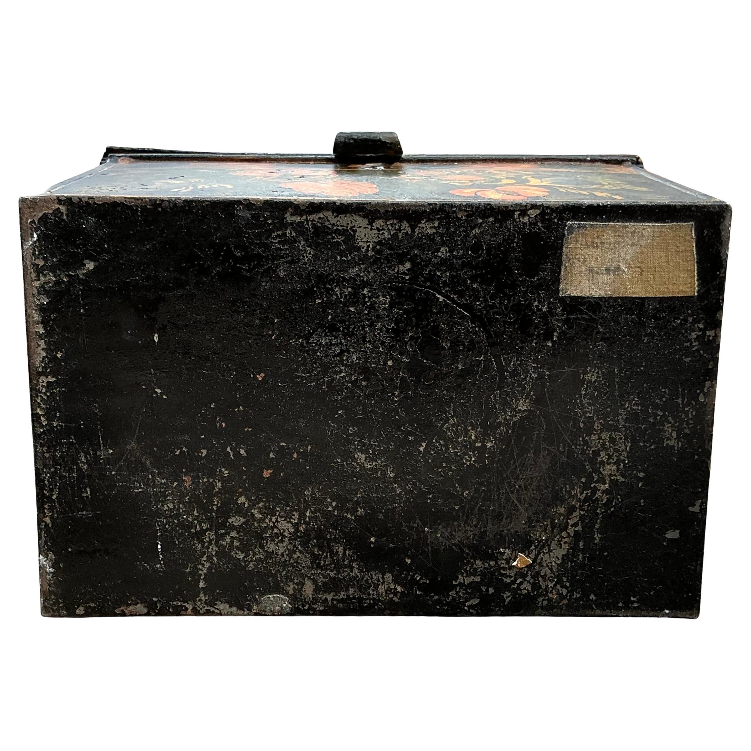 American Folk Art Painted Toleware Tin Box In Good Condition For Sale In Bradenton, FL