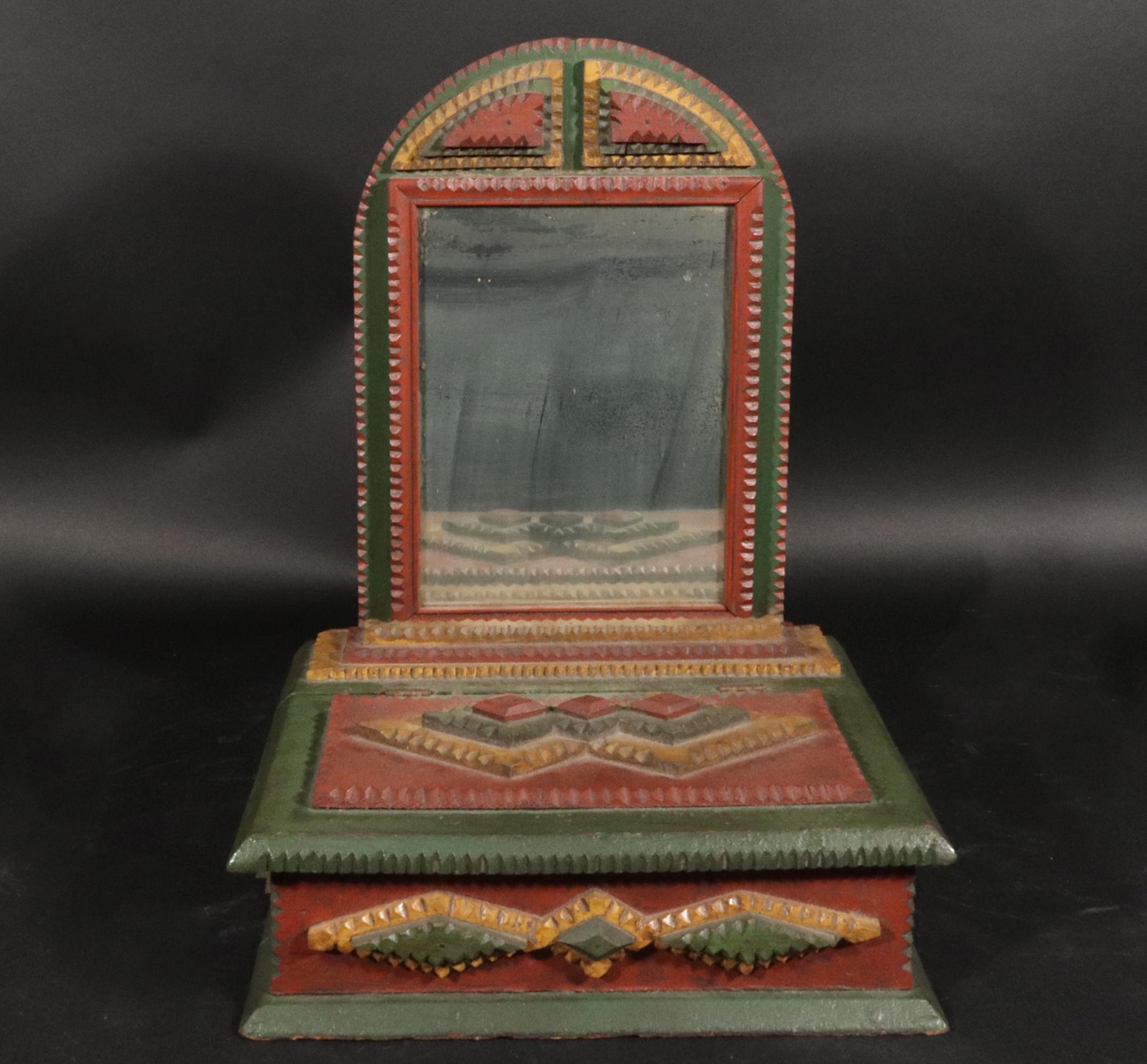 Miroir de rasage et base de l'art du clochard peints à l'américaine,
Circa 1920

Le miroir de rasage et la base de l'American Tramp Art sont peints dans des tons verts, jaunes et rouges.  Le haut et le bas avec des appliques en forme de losange dans