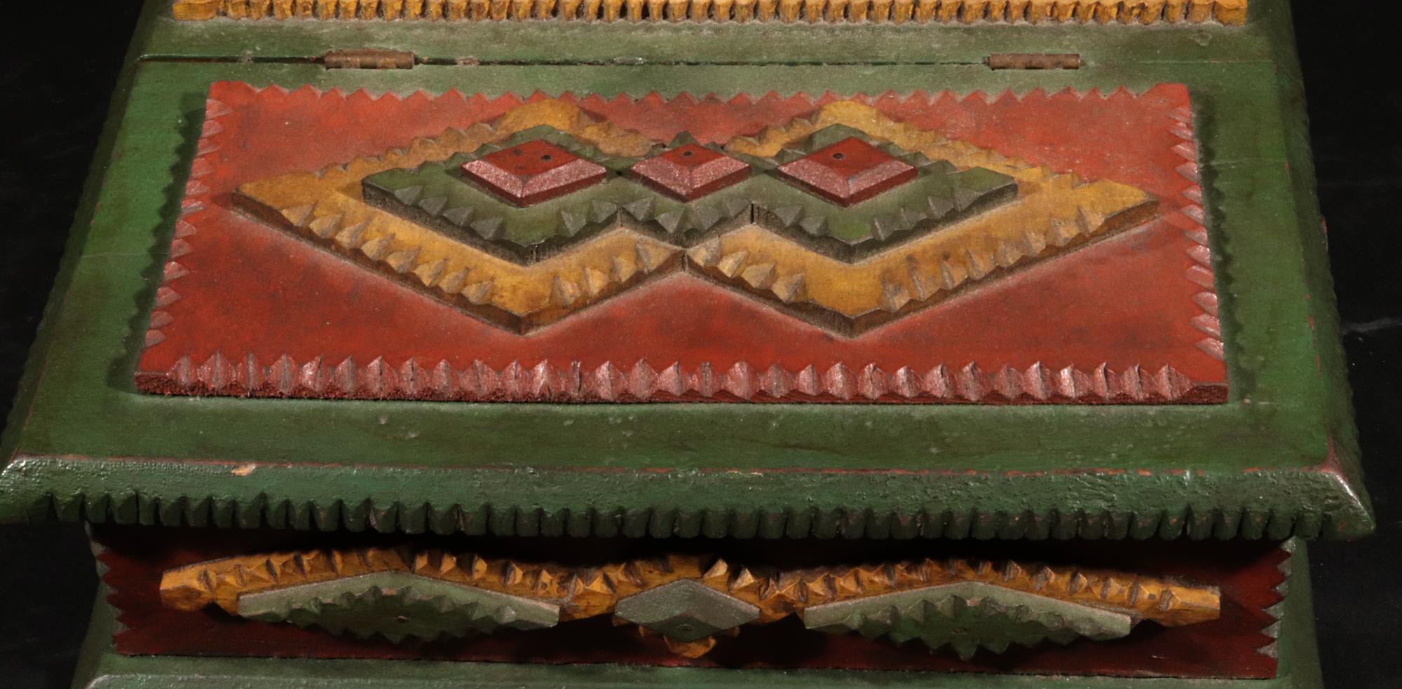 Bois Miroir de rasage et socle de l'art populaire américain peint par Tramp Art en vente