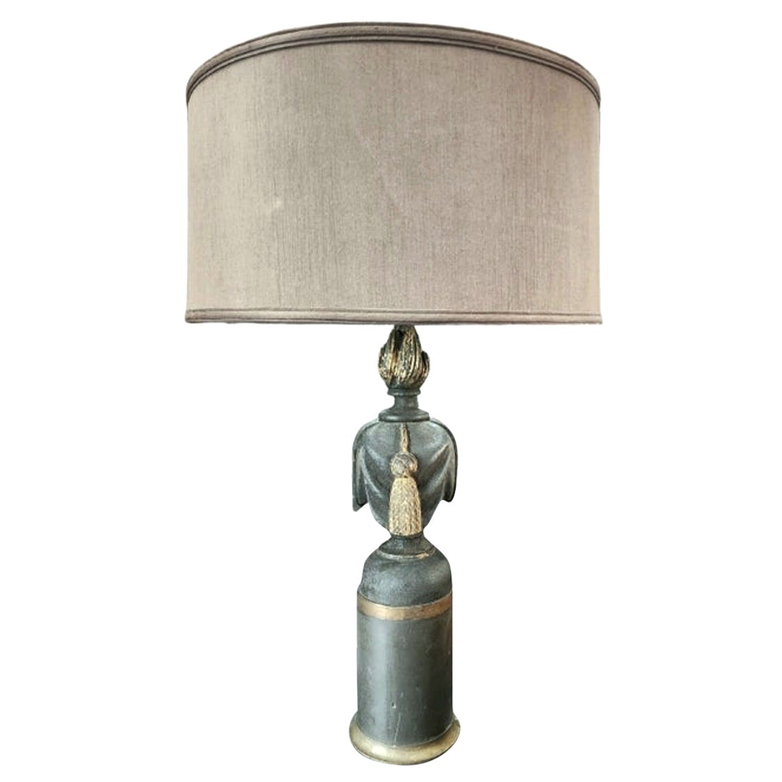 Scultura d'arte popolare molto elegante che raffigura un'urna con fiamma. Probabilmente proviene da un'abitazione della metà del XIX secolo.
Questa scultura è scolpita a mano in legno di pino e conserva la superficie originale dipinta e dorata. Il