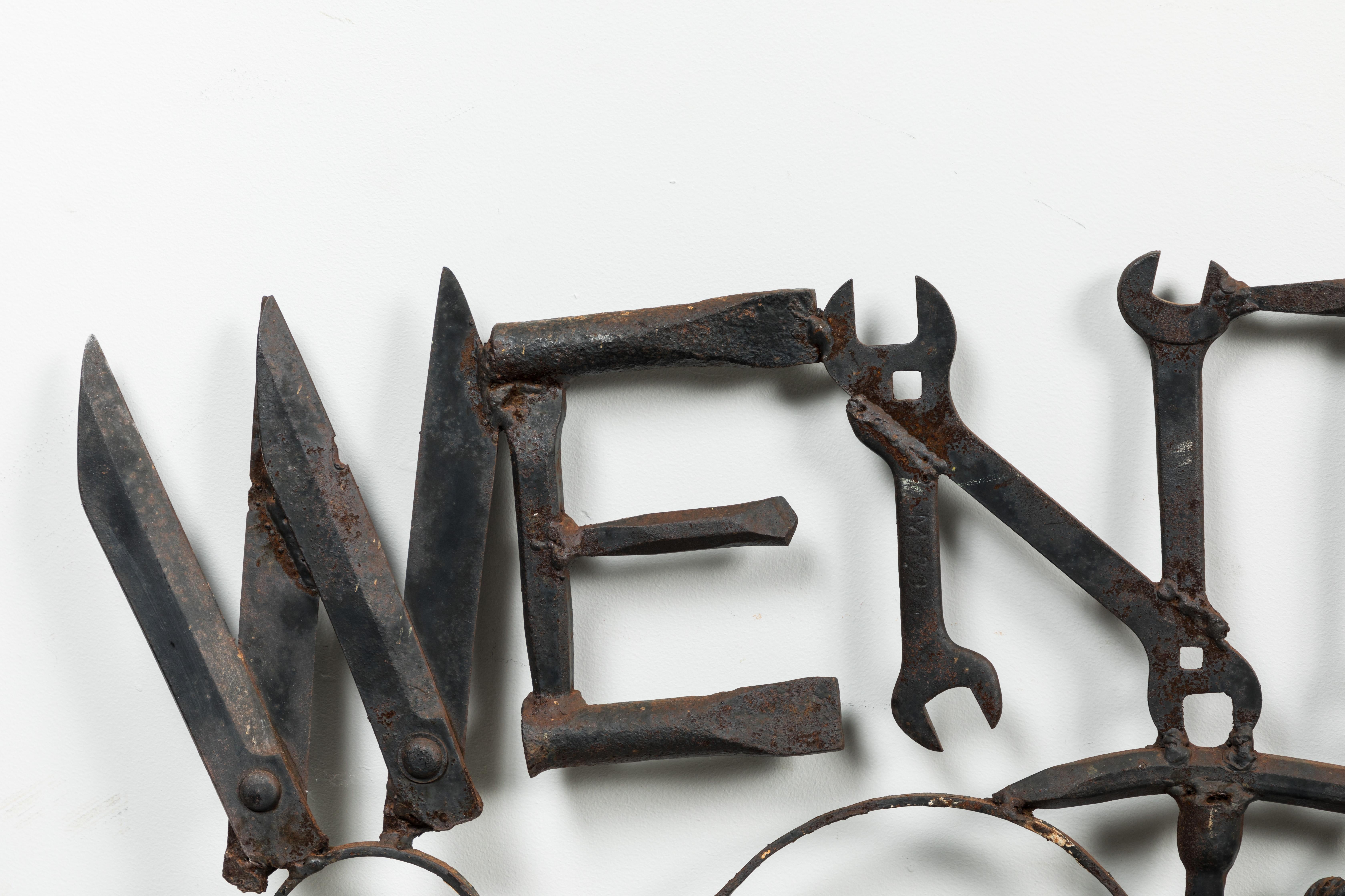 Das Schild des Wentworth Tool Museum wurde aus Werkzeug- und Eisenwarenresten zusammengebaut. Die Zusammenstellung umfasst viele Schraubenschlüssel, Bohrer, Sägen und Scheren. Schwere Eisenkonstruktion. Ein großartiges Stück amerikanischer