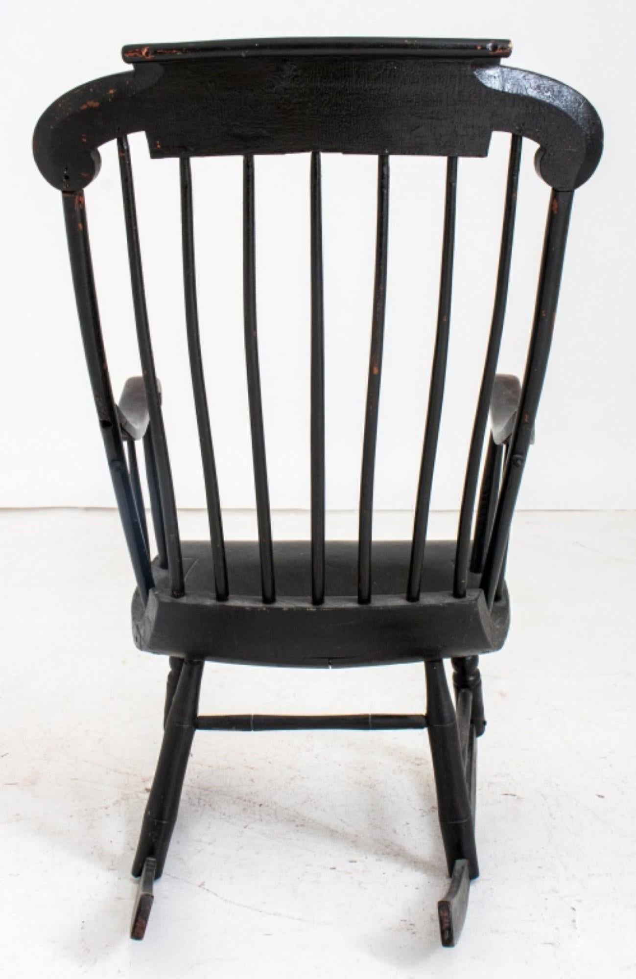 Chaise à bascule américaine peinte au lait noir, probablement du 19e siècle. Voici les détails :

Style : Américain, 19e siècle
Finition : laqué noir
Caractéristiques :
Lisse d'appui en forme
Corde à baguettes tournées
Siège rectangulaire