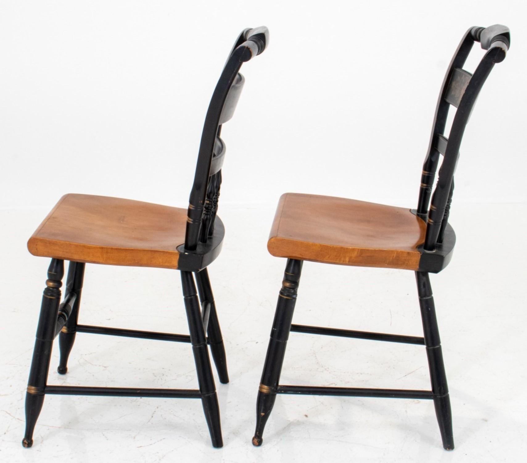 Amerikanischer Folk-Stil Stenciled Side Chairs im Angebot 1