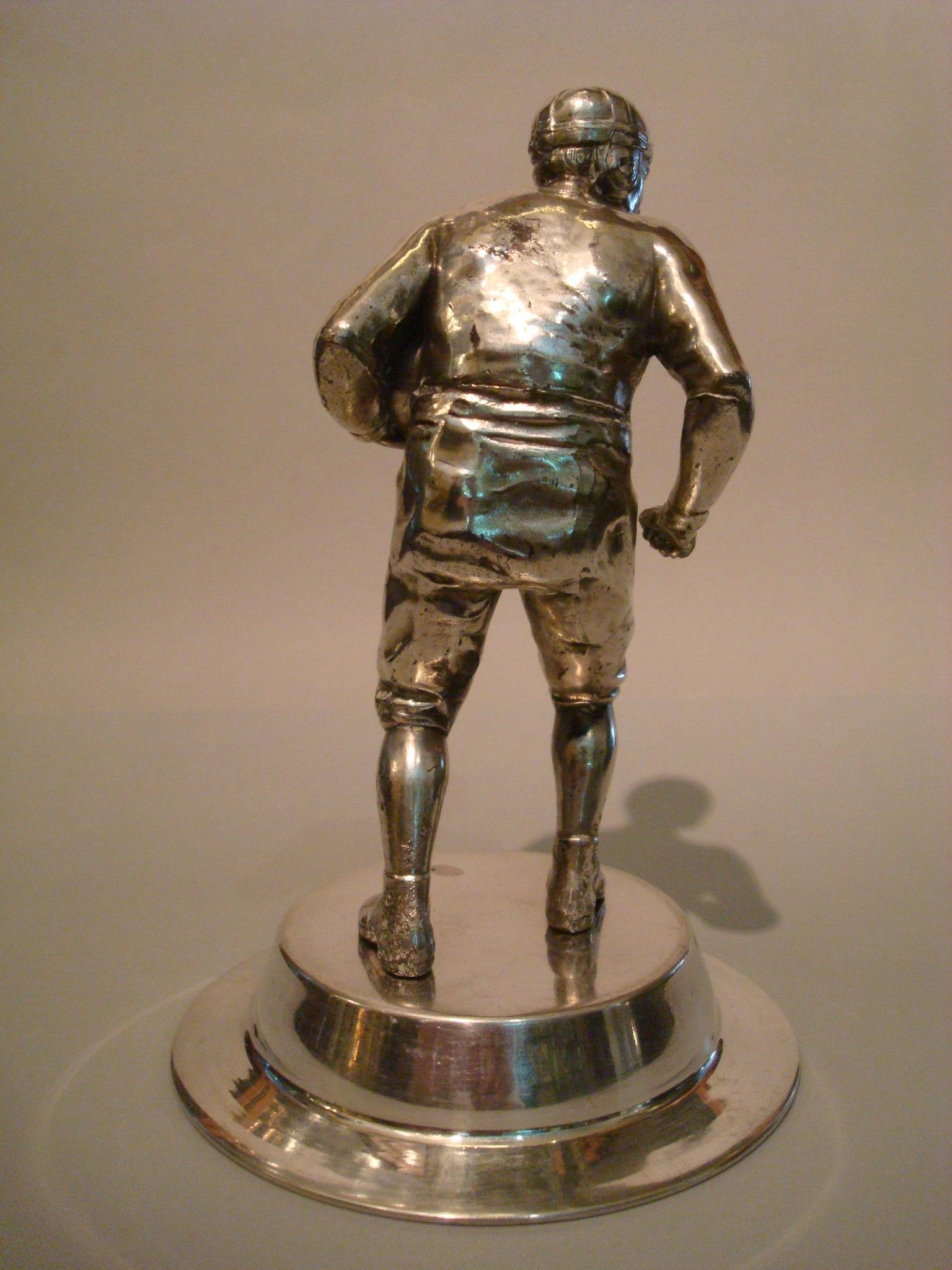 American Football Player Sculpture / Trophy. Desk piece. Silvered Metal, 1930´s.
Under one of the player´s foot, it is marked Wright Soc. Anonima and Silvered plated.