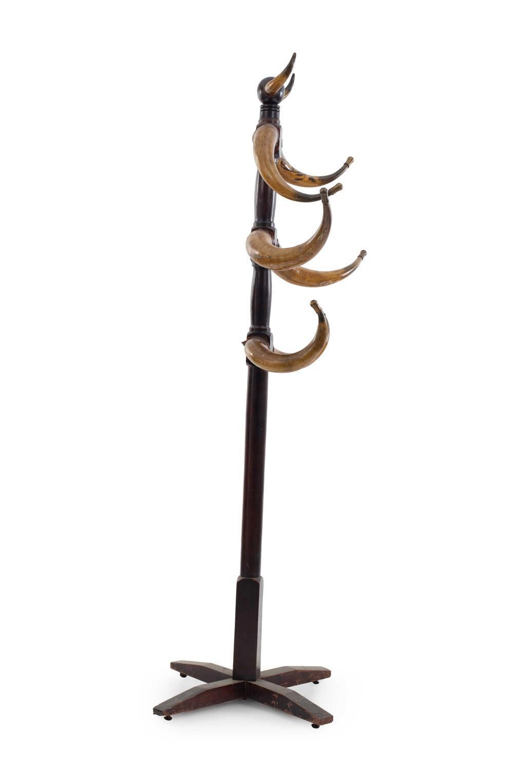 Amerikanisches vierstöckiges Horn-Hatrack im Zustand „Gut“ im Angebot in Queens, NY