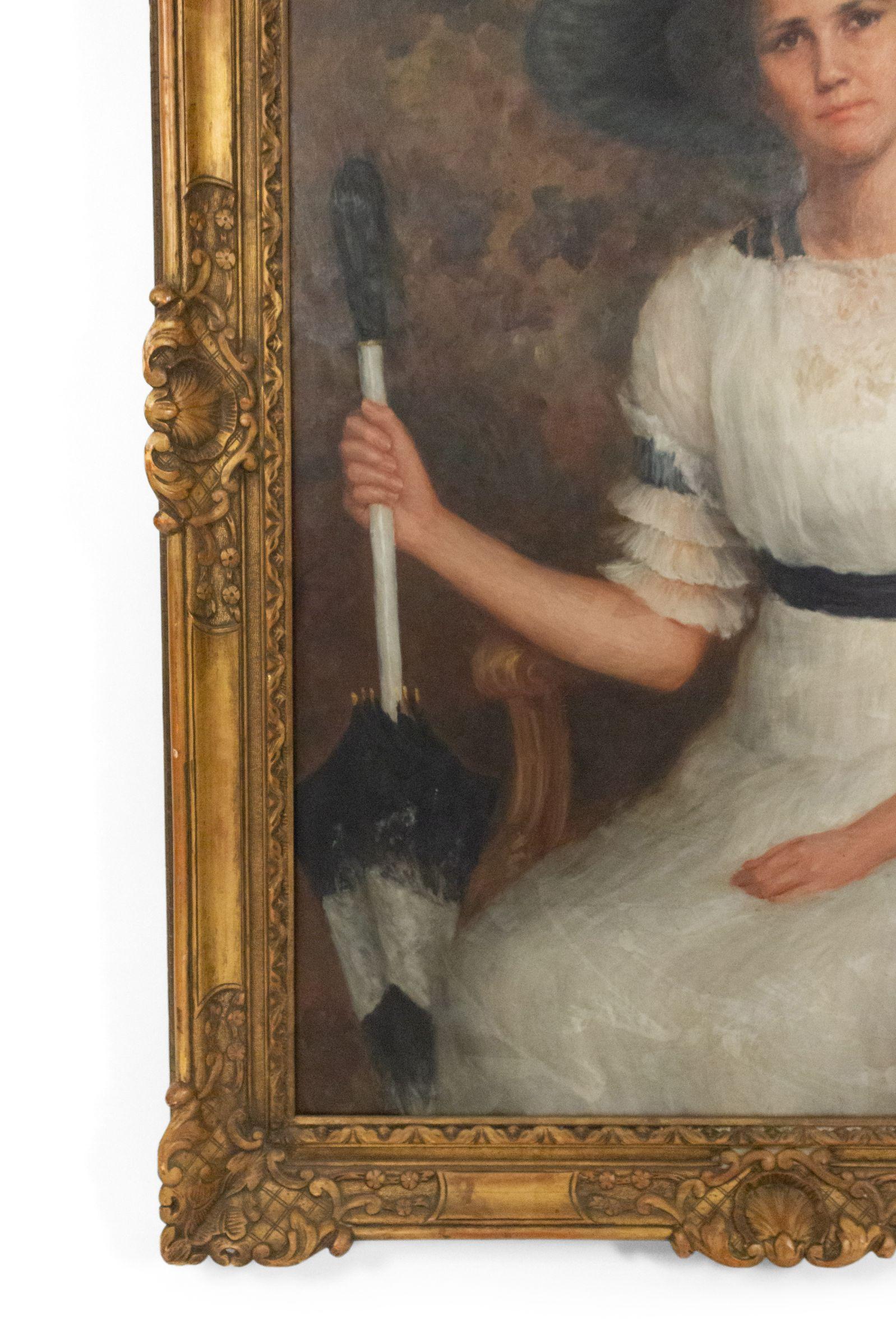 Amerikanisches viktorianisches Ölgemälde auf Leinwand, das eine sitzende Dame in weißem Kleid und Hut mit Schirm in einem vergoldeten Rahmen zeigt (sgnd C.D. Wentworth).
        