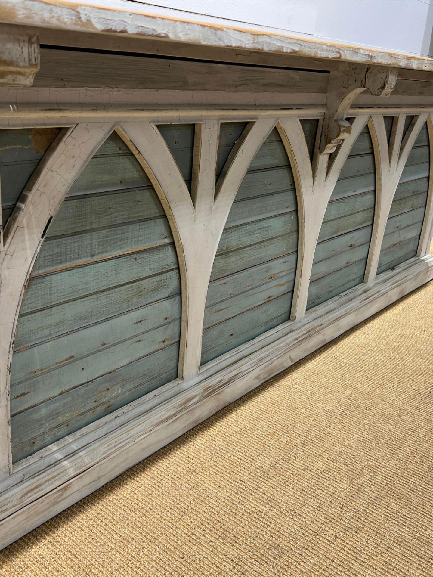 Amerikanische General Store Bemalte architektonische Einzelhandelstheke aus Holz (Land) im Angebot