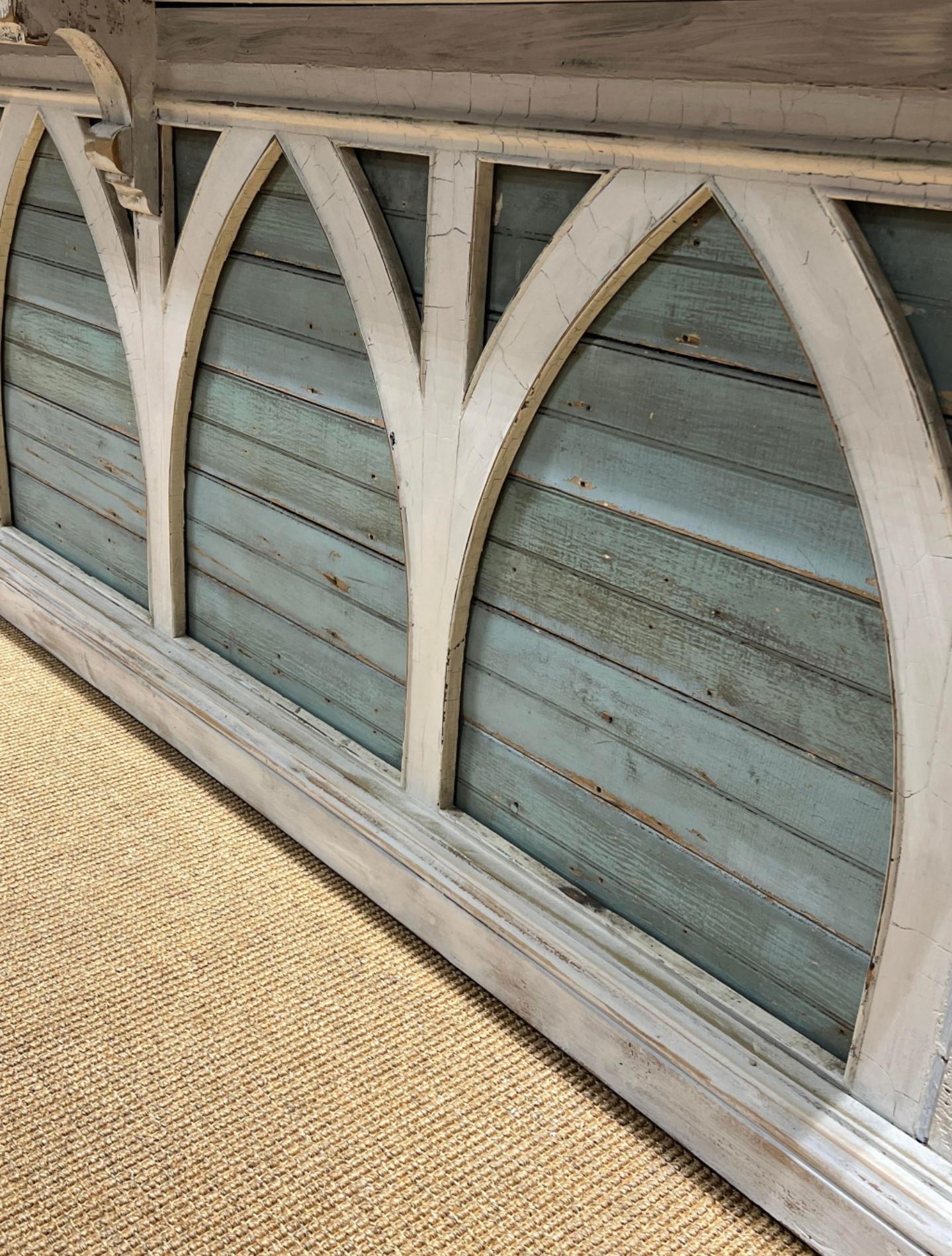Amerikanische General Store Bemalte architektonische Einzelhandelstheke aus Holz (amerikanisch) im Angebot