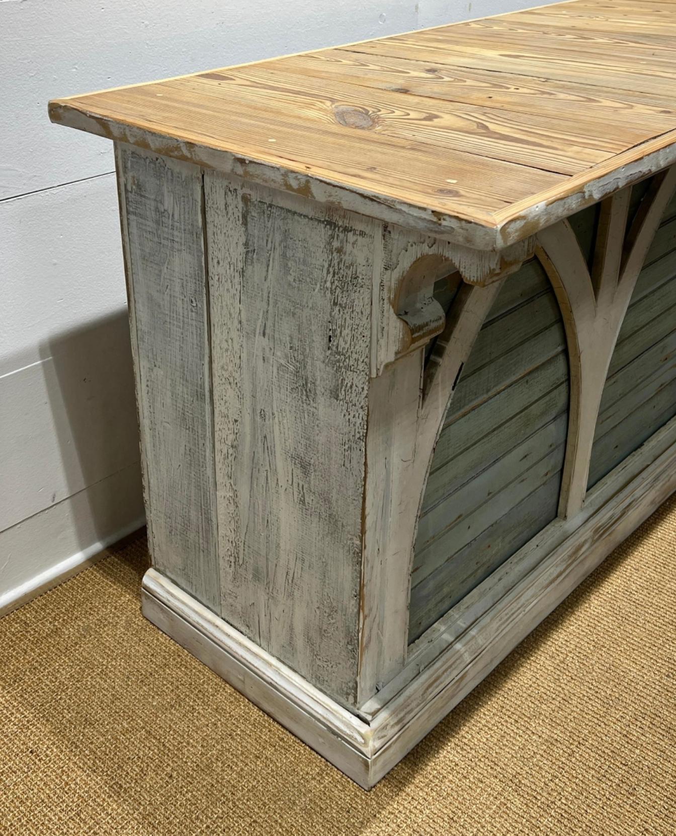 Amerikanische General Store Bemalte architektonische Einzelhandelstheke aus Holz (Handgeschnitzt) im Angebot