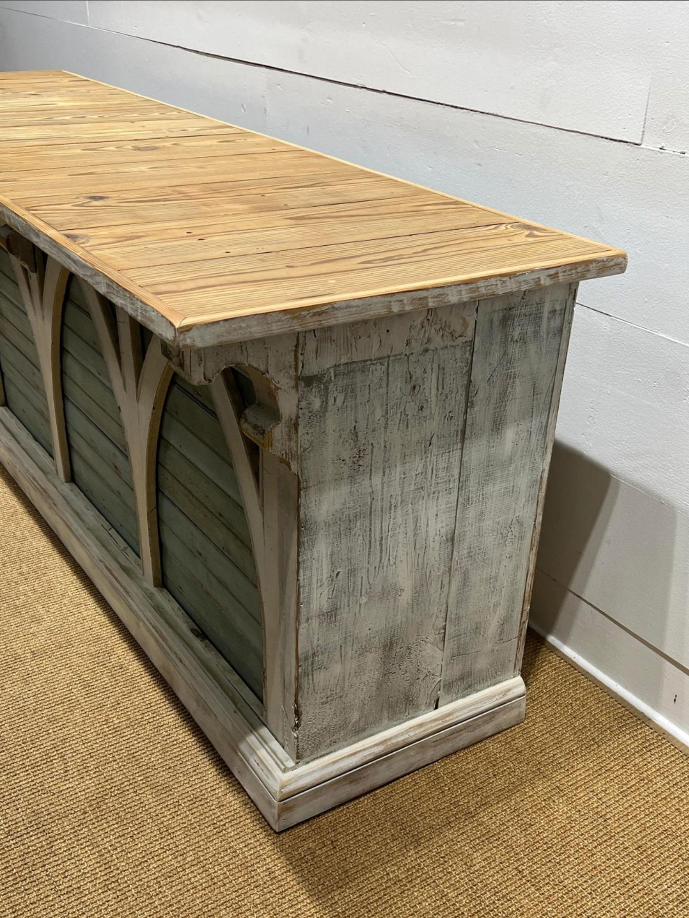Amerikanische General Store Bemalte architektonische Einzelhandelstheke aus Holz im Zustand „Gut“ im Angebot in Forney, TX