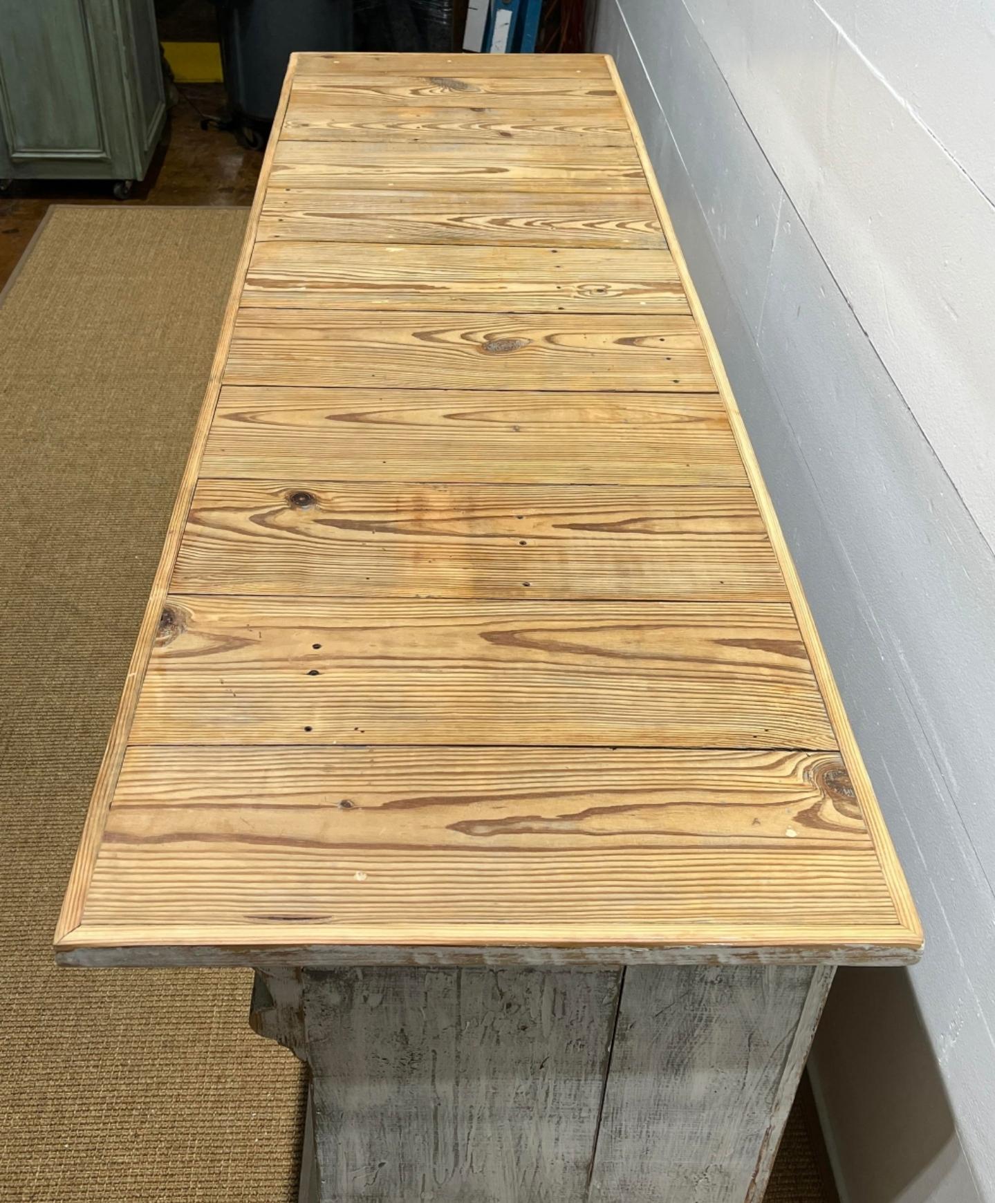 Amerikanische General Store Bemalte architektonische Einzelhandelstheke aus Holz (20. Jahrhundert) im Angebot