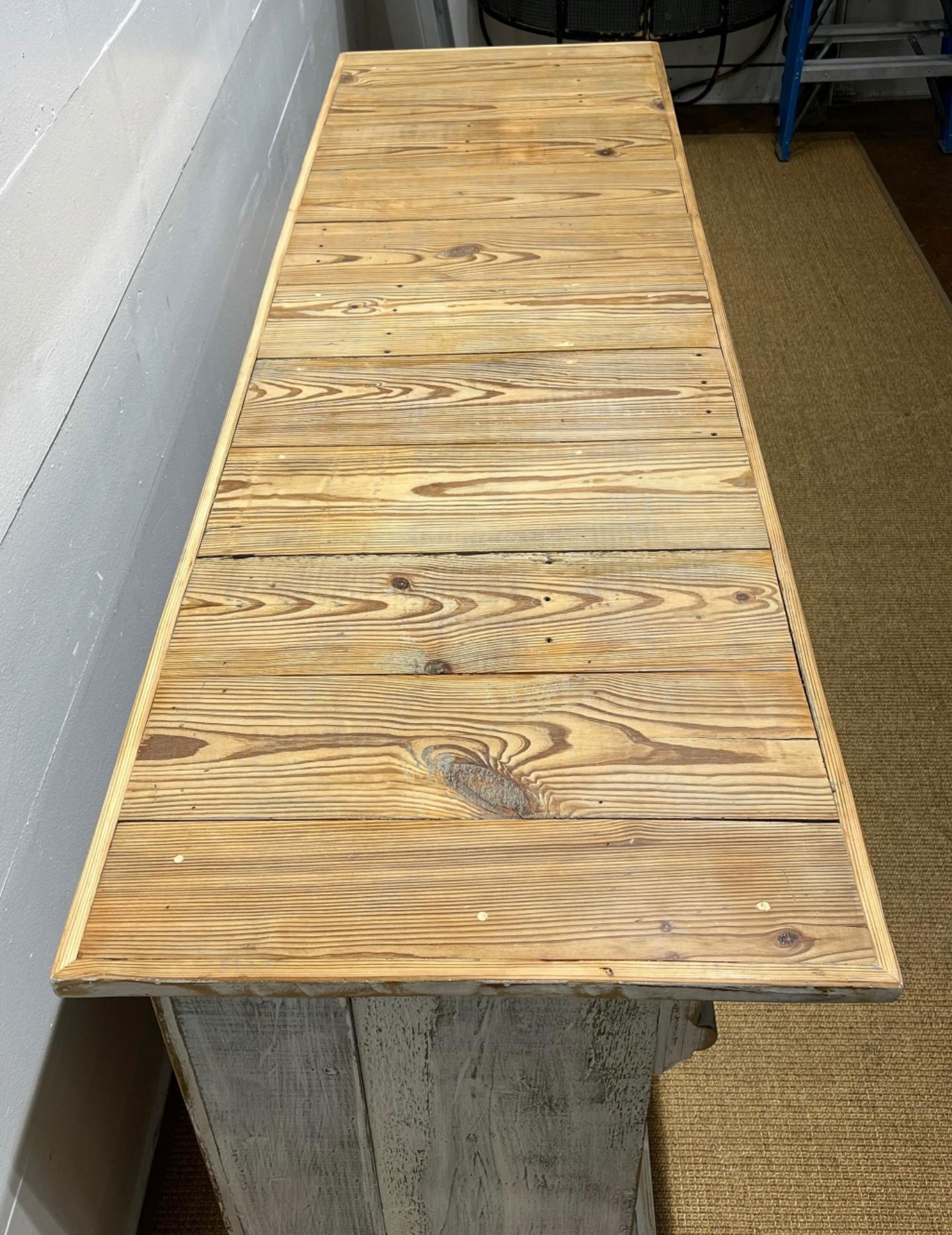 Amerikanische General Store Bemalte architektonische Einzelhandelstheke aus Holz im Angebot 1