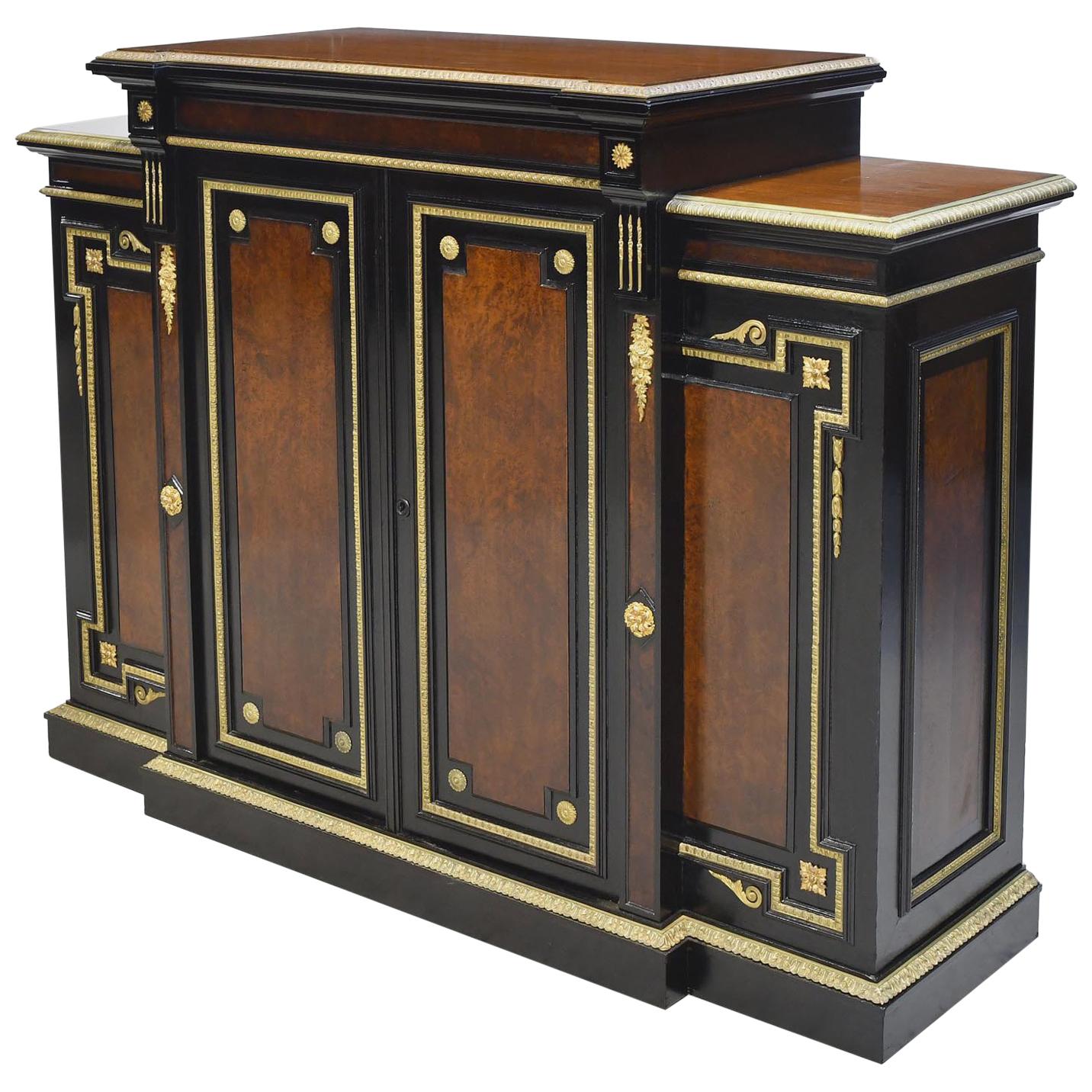 Credenza ebanizzata americana della Gilded Age NY con supporti in bronzo dorati e ormeggiati in vendita