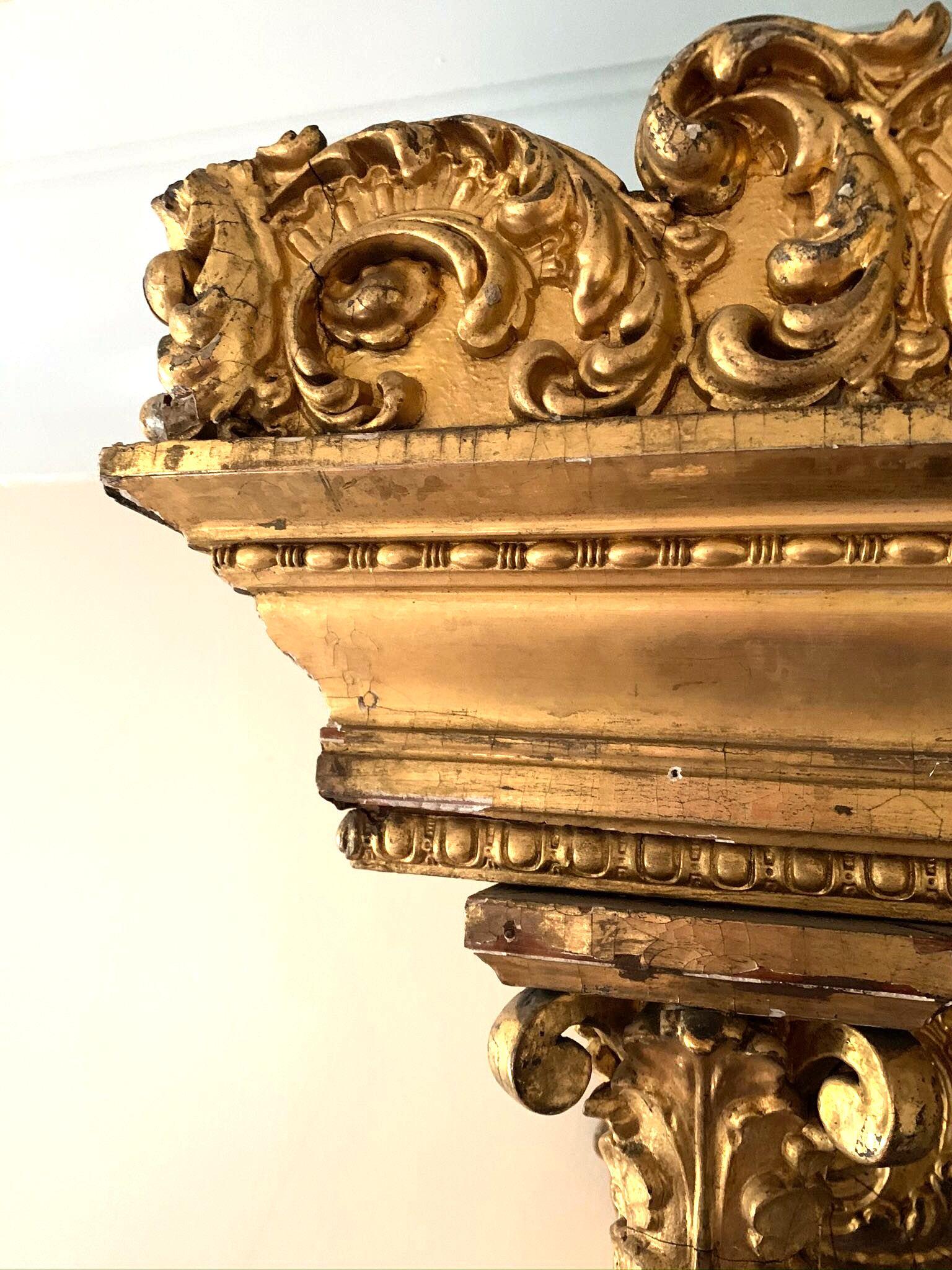 American Gilded Age Pedimented Giltwood Mantel Mirror In Good Condition In New York, NY
