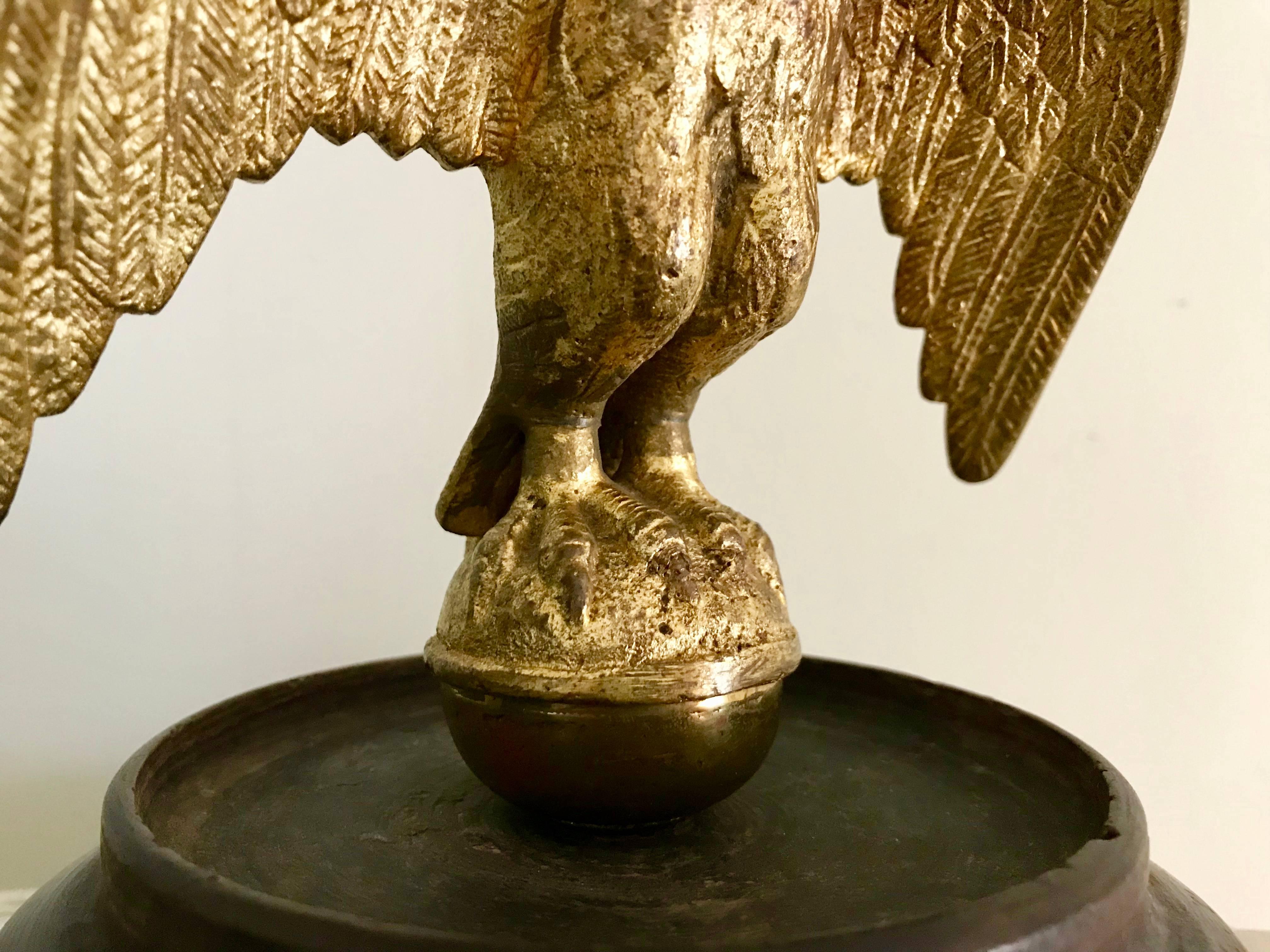 Modèle américain en bronze doré d'un aigle sur une orbe aux ailes déployées 2