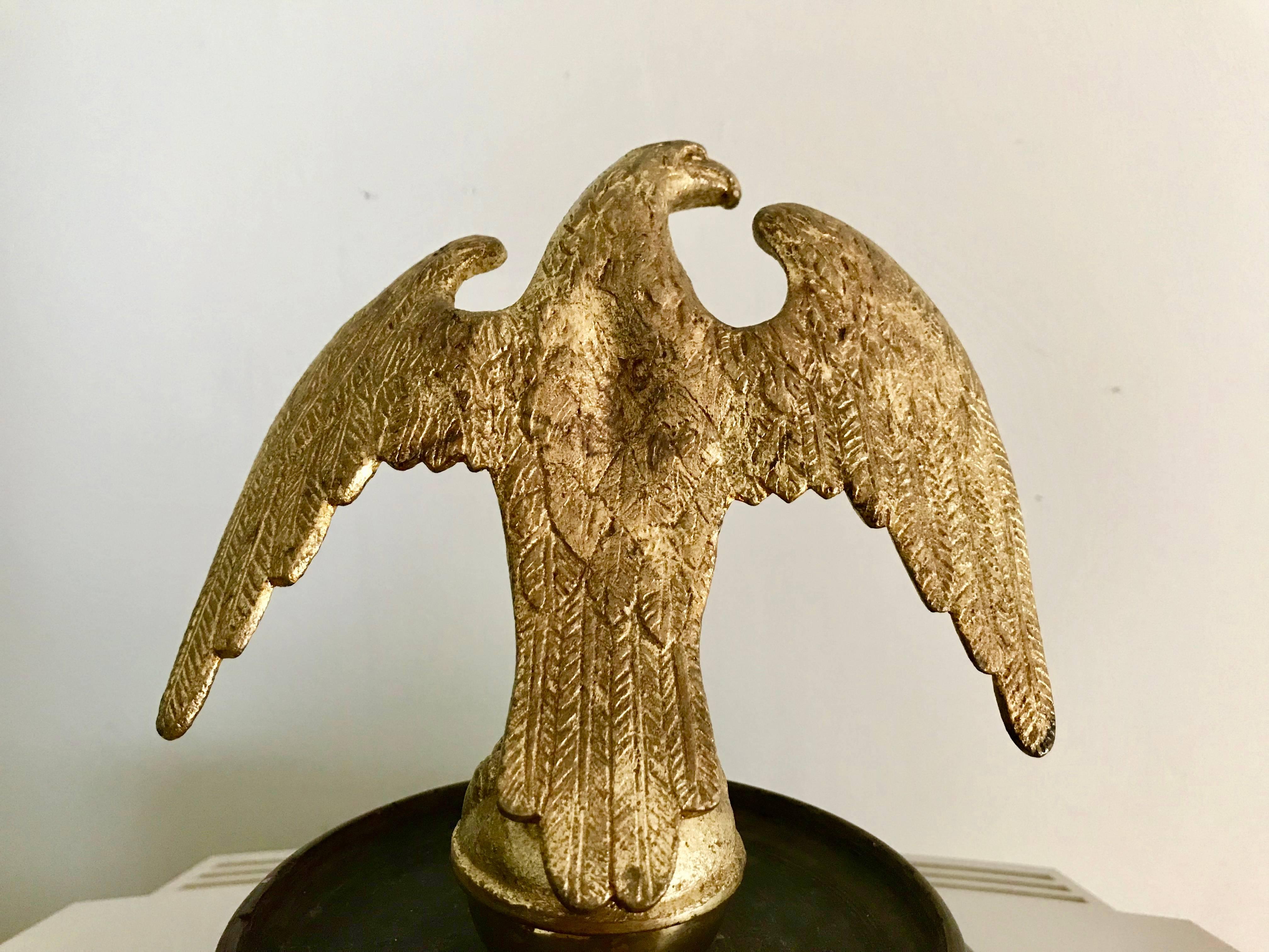 Bronze Modèle américain en bronze doré d'un aigle sur une orbe aux ailes déployées