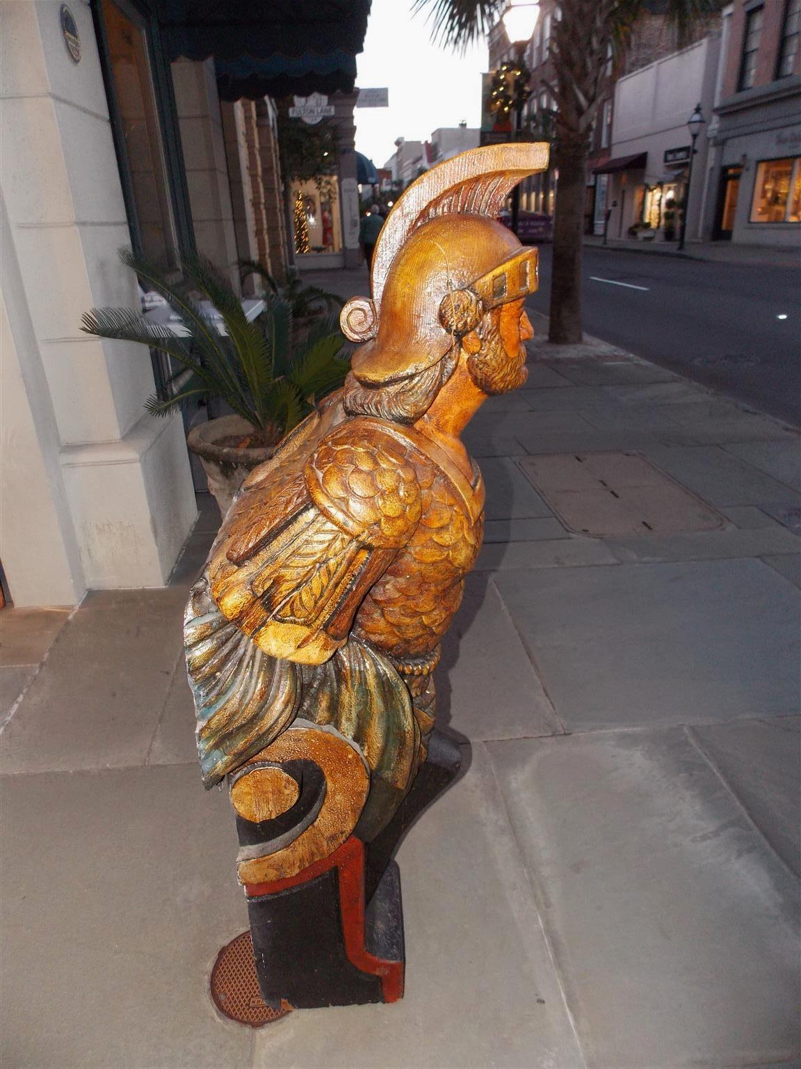 Amerikanische vergoldete, geschnitzte und polychromierte römische Guard-Figurenfigur aus Holz, um 1890 im Zustand „Hervorragend“ im Angebot in Hollywood, SC