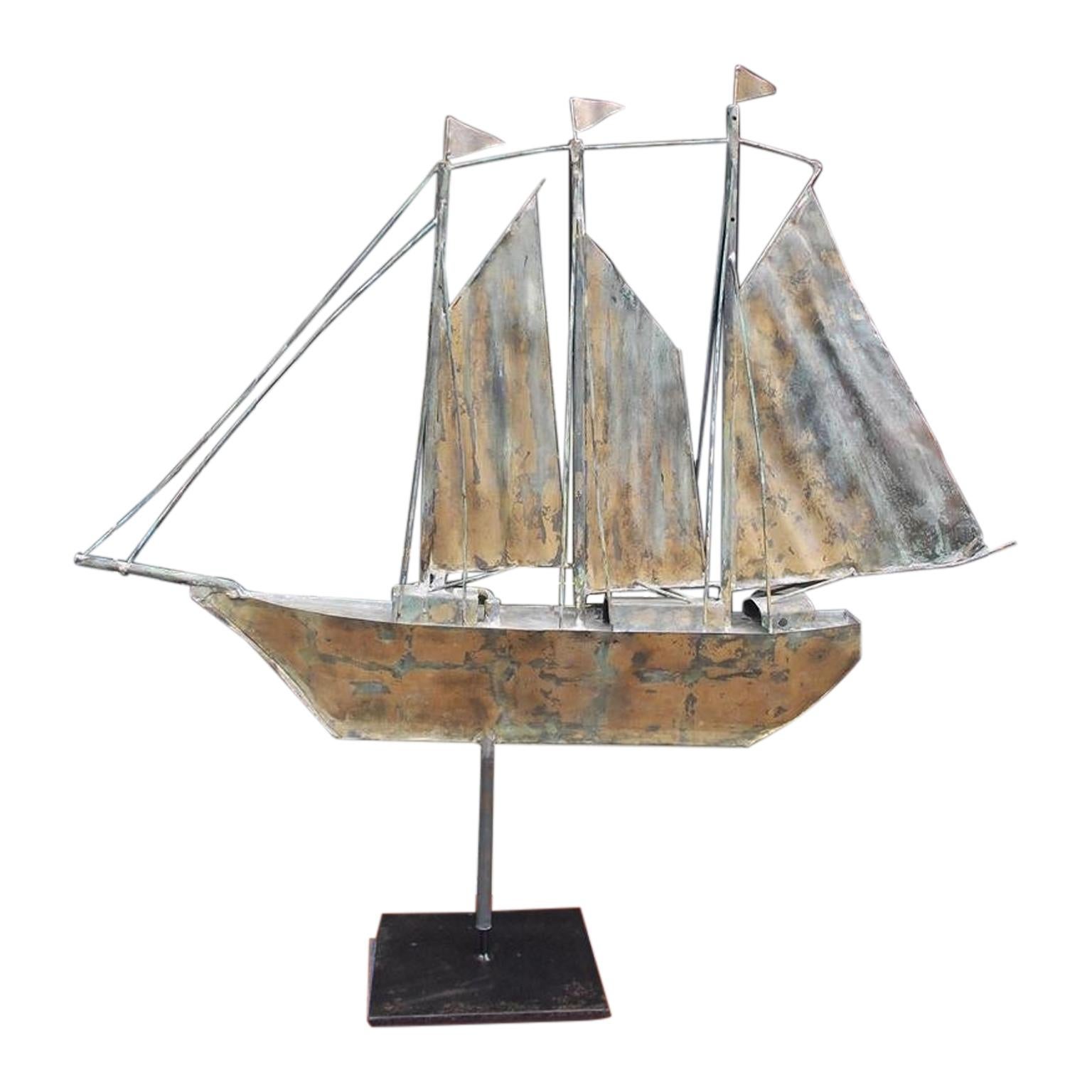Girouette américaine en cuivre doré en forme de bateau à trois mâts monté sur pied, vers 1890