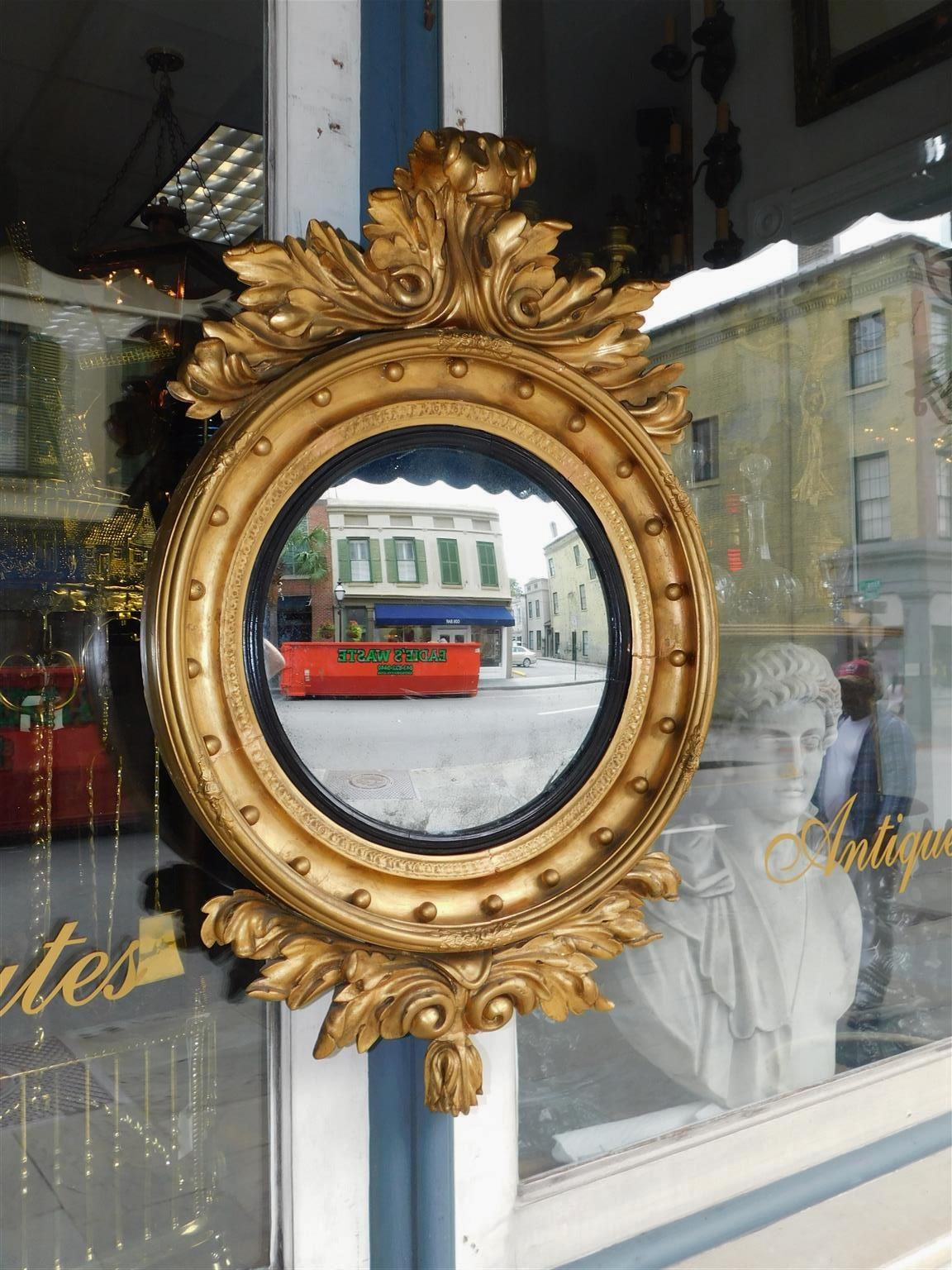 Amerikanische vergoldetes Holz und ebonisiertes Laub konvexen Spiegel. Anfang des 19. Jahrhunderts. Der Spiegel behält das ursprüngliche versilberte Glas und die Holzrückwand.