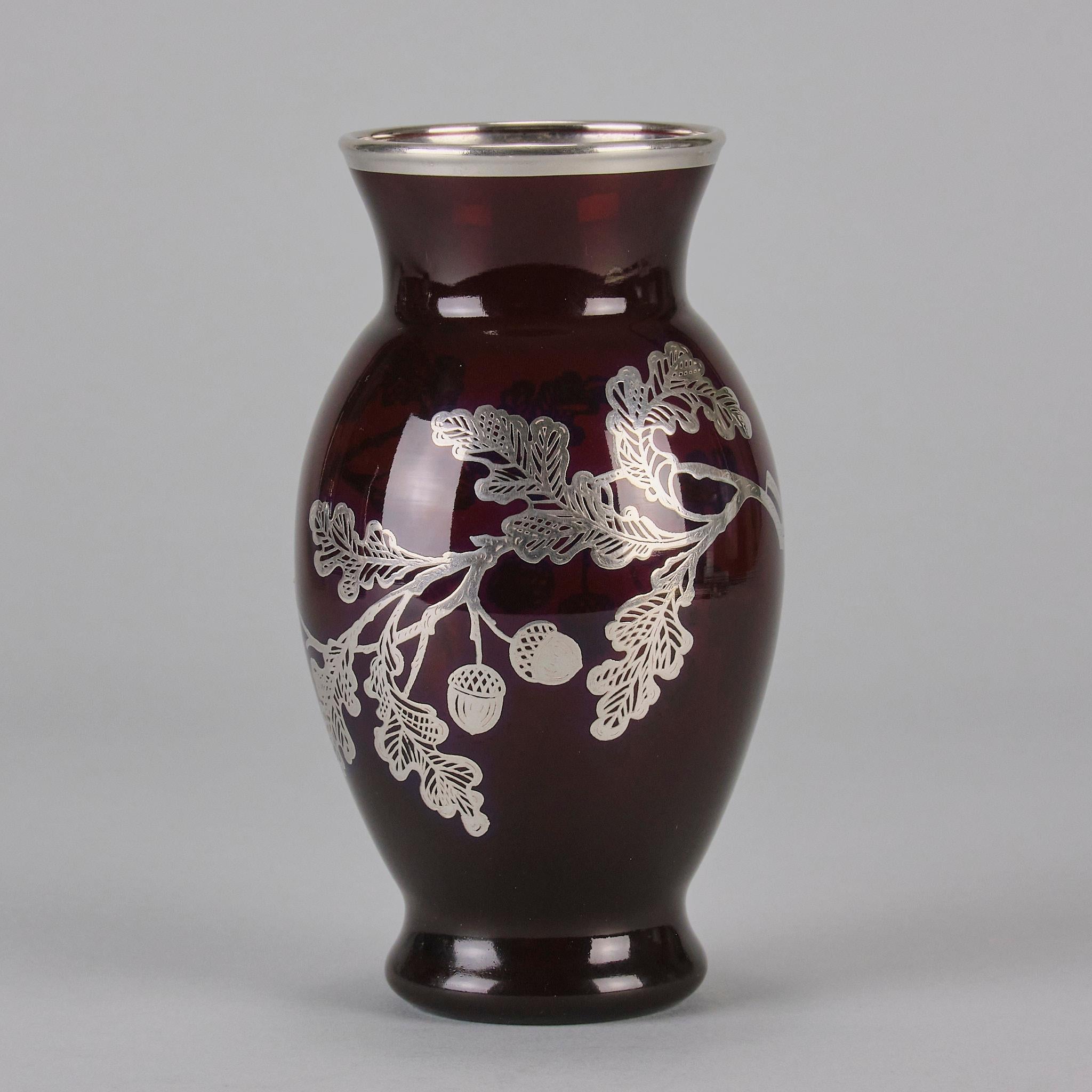 Un excellent vase en verre argenté américain du milieu du 20e siècle. La surface du vase est d'un rouge profond qui met en valeur le motif de la branche de gland argenté sur la circonférence du corps.
Informations complémentaires

Hauteur : 16