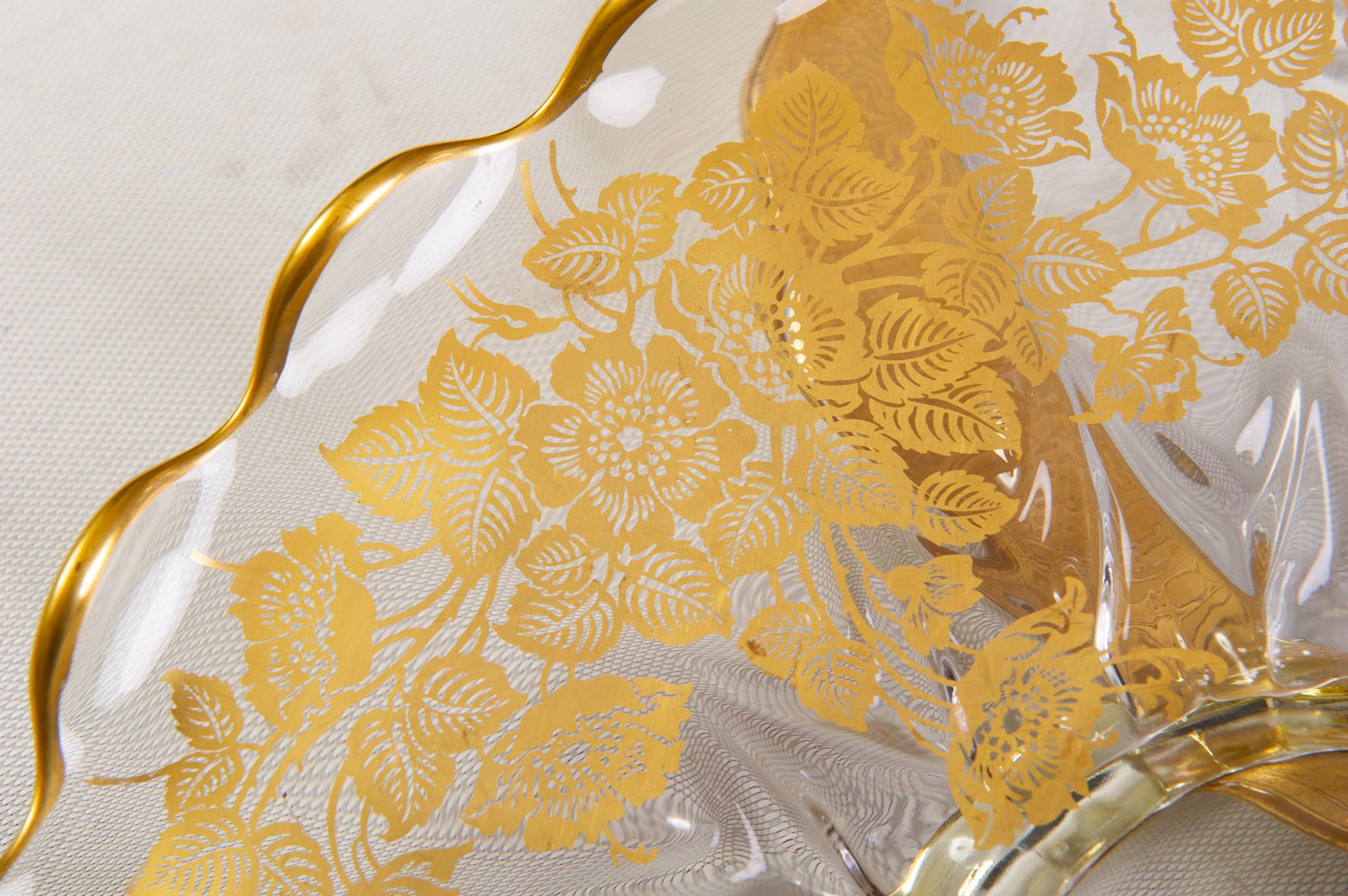 American Glass Plates Printed in Gold in Different Sizes For Sale 5