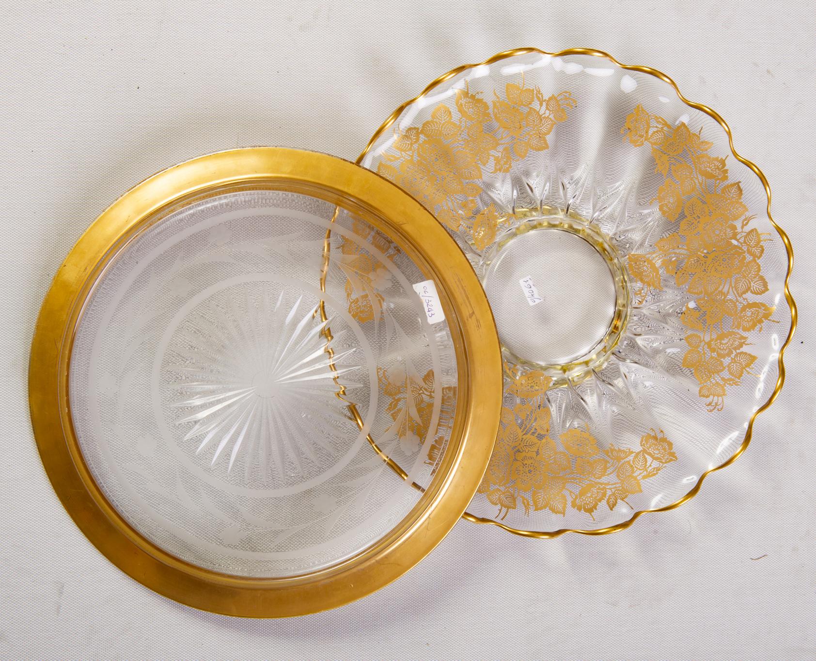 Magnifiques assiettes de centre de table en verre plaqué or, datant des années 1950 environ.
Ce sont de jolis objets qui peuvent être utilisés comme couverts sur votre table.
Le prix intéressant est le même : avec ou sans fleurs : Je ferme mes