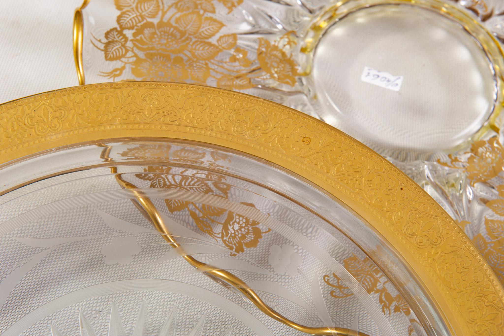 American Classical American Glass Plates Printed in Gold in Different Sizes For Sale