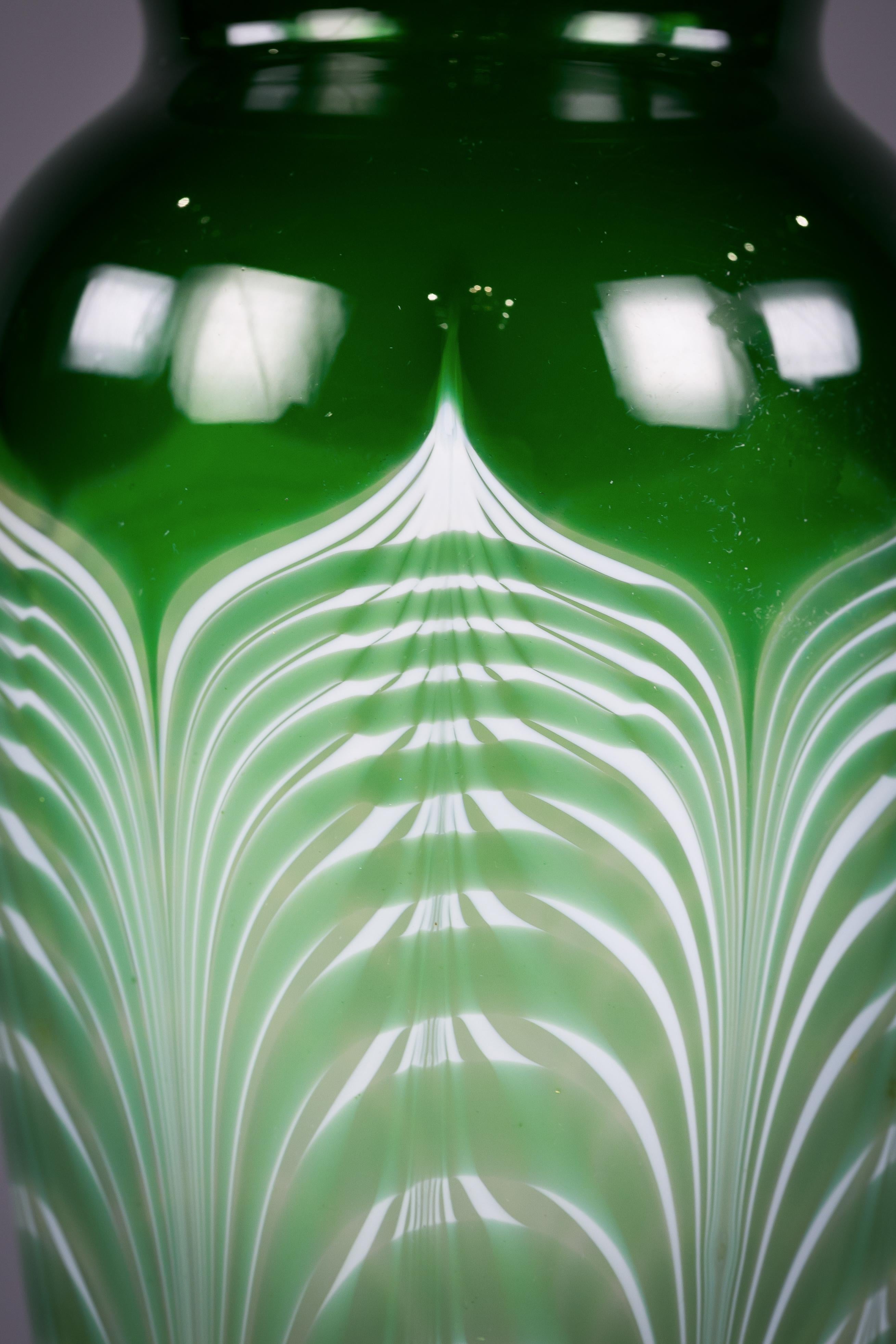 Attribué à la verrerie impériale. Forme balustre verte et blanche avec un motif floral.