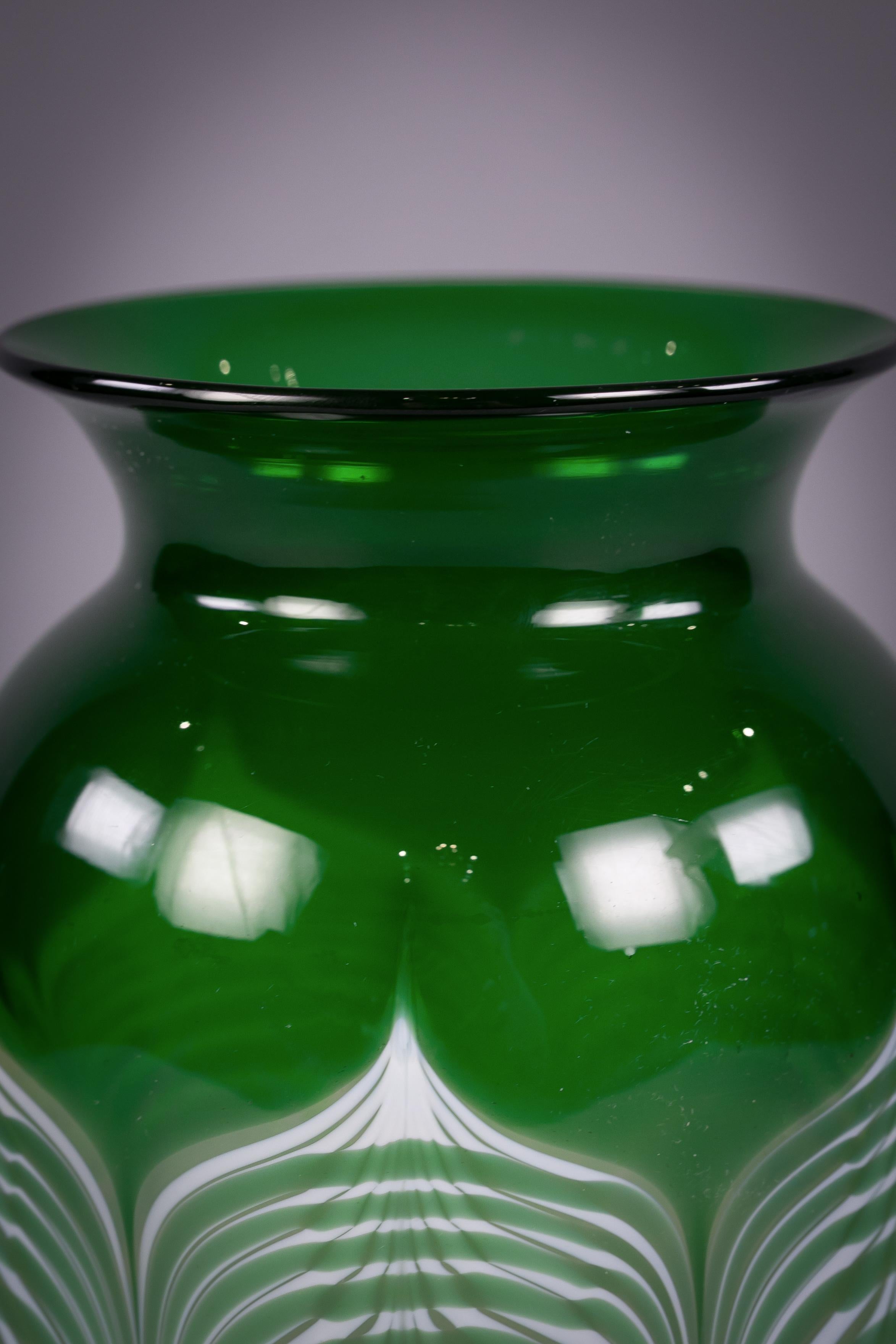 American Glass Vase, Early 20th Century In Excellent Condition For Sale In New York, NY