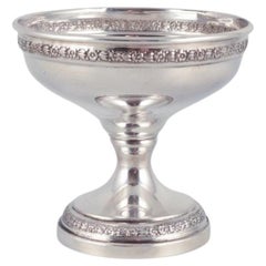 Vintage American goblet in sterling silver. Classic design adorned with flowers.