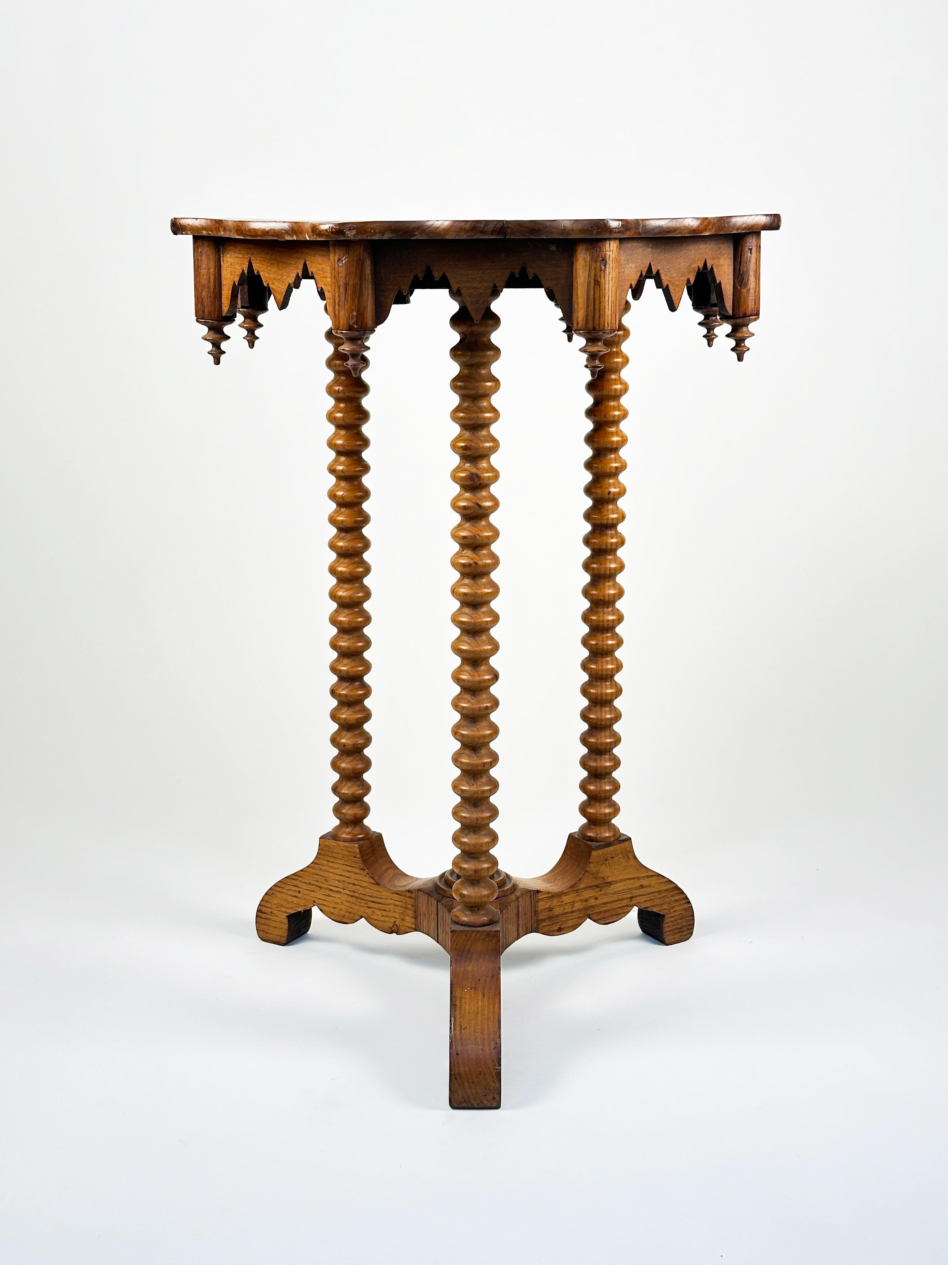 Dieser Tisch im amerikanischen Gothic-Revival-Stil aus dem 19. Jahrhundert ist ein atemberaubendes Beispiel für die Handwerkskunst und das Designgefühl dieser Zeit. Er ist aus massivem Kiefernholz geschnitzt und verkörpert die komplizierte und