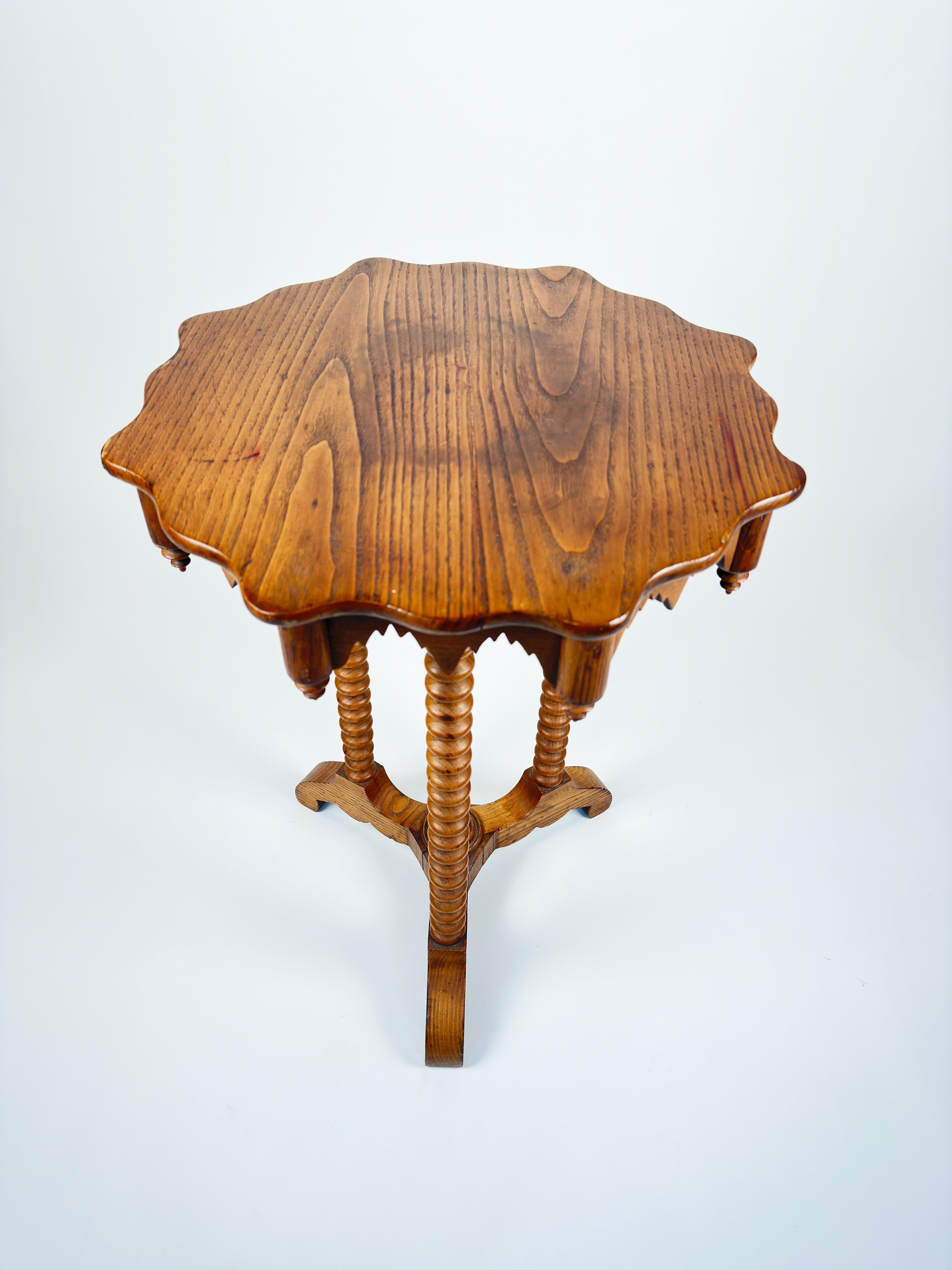 American Gothic Revival Kiefer Wood Plant Stand Tisch im Zustand „Relativ gut“ im Angebot in Southampton, NJ