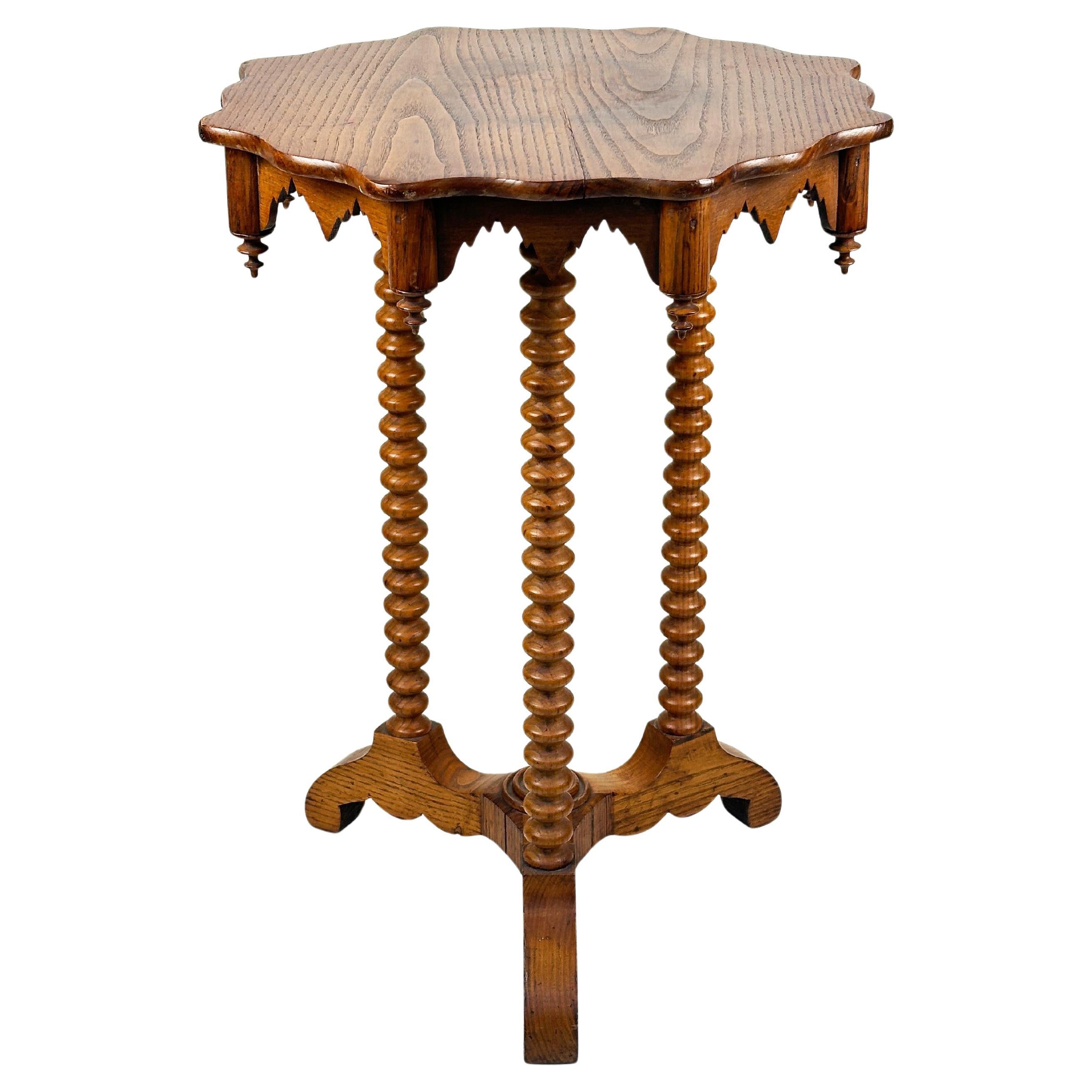 American Gothic Revival Kiefer Wood Plant Stand Tisch im Angebot