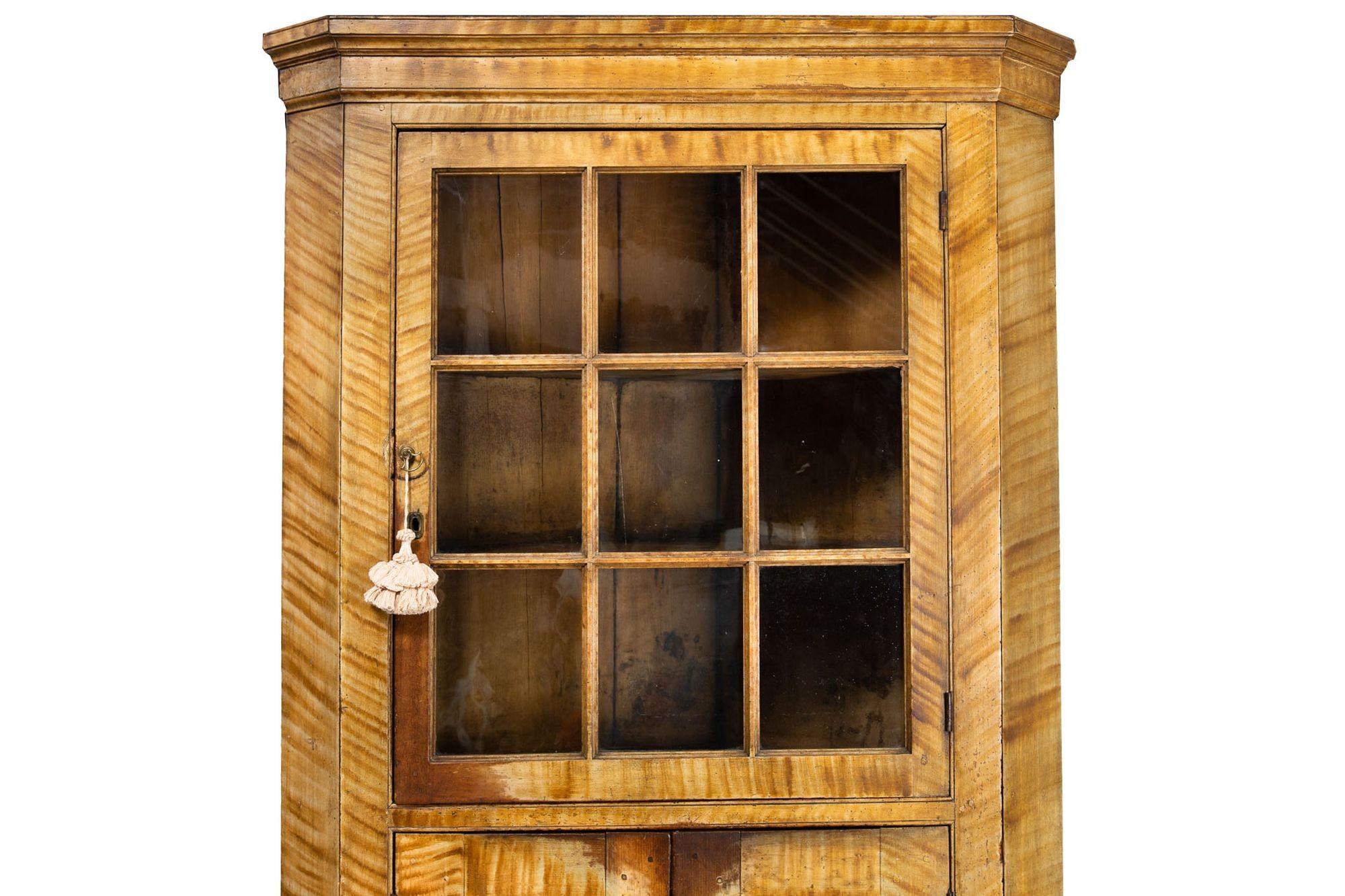 American Grain-Painted Corner Cabinet Cupboard, New England, circa 1805 In Good Condition For Sale In Shippensburg, PA