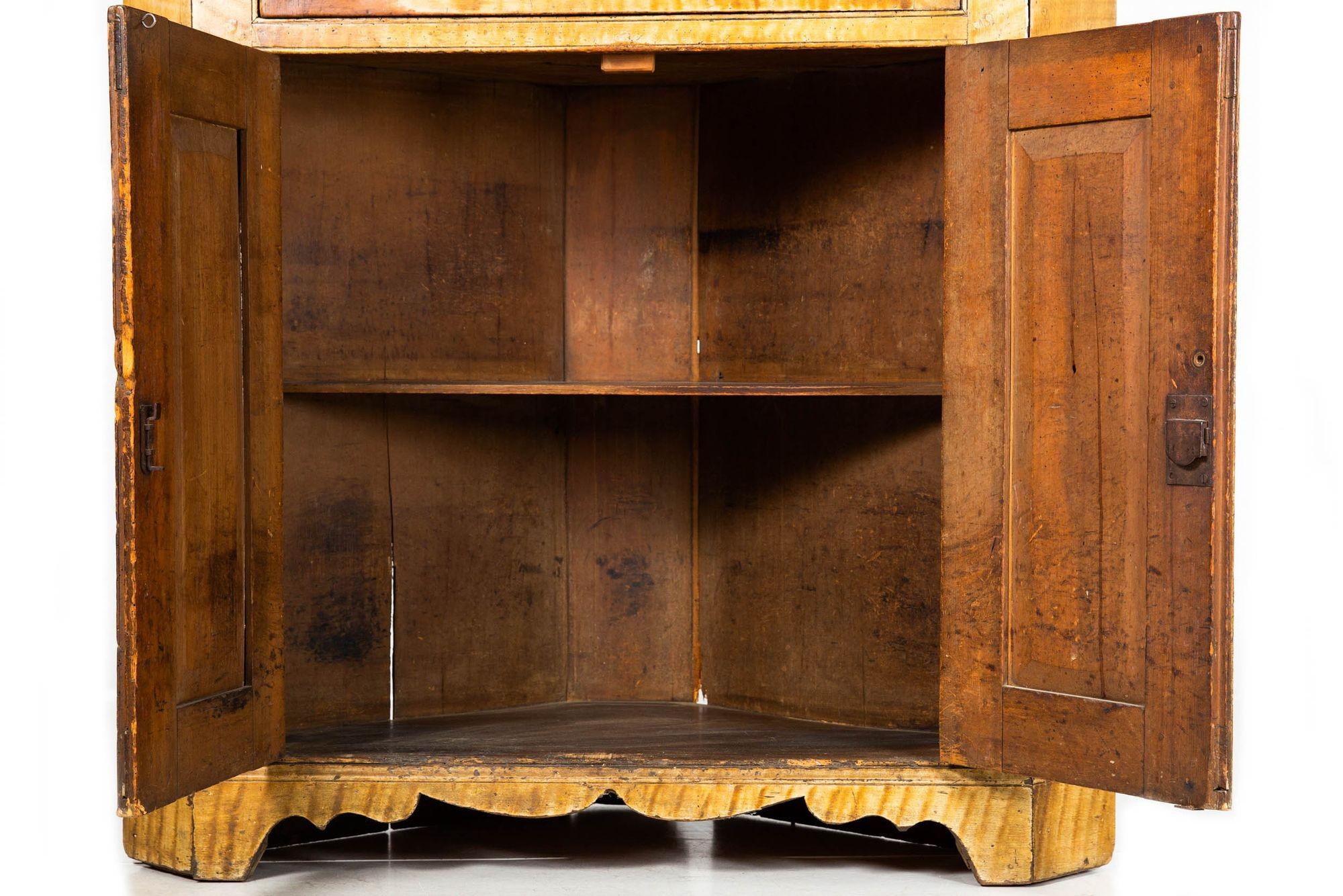 American Grain-Painted Corner Cabinet Cupboard, New England, circa 1805 For Sale 1